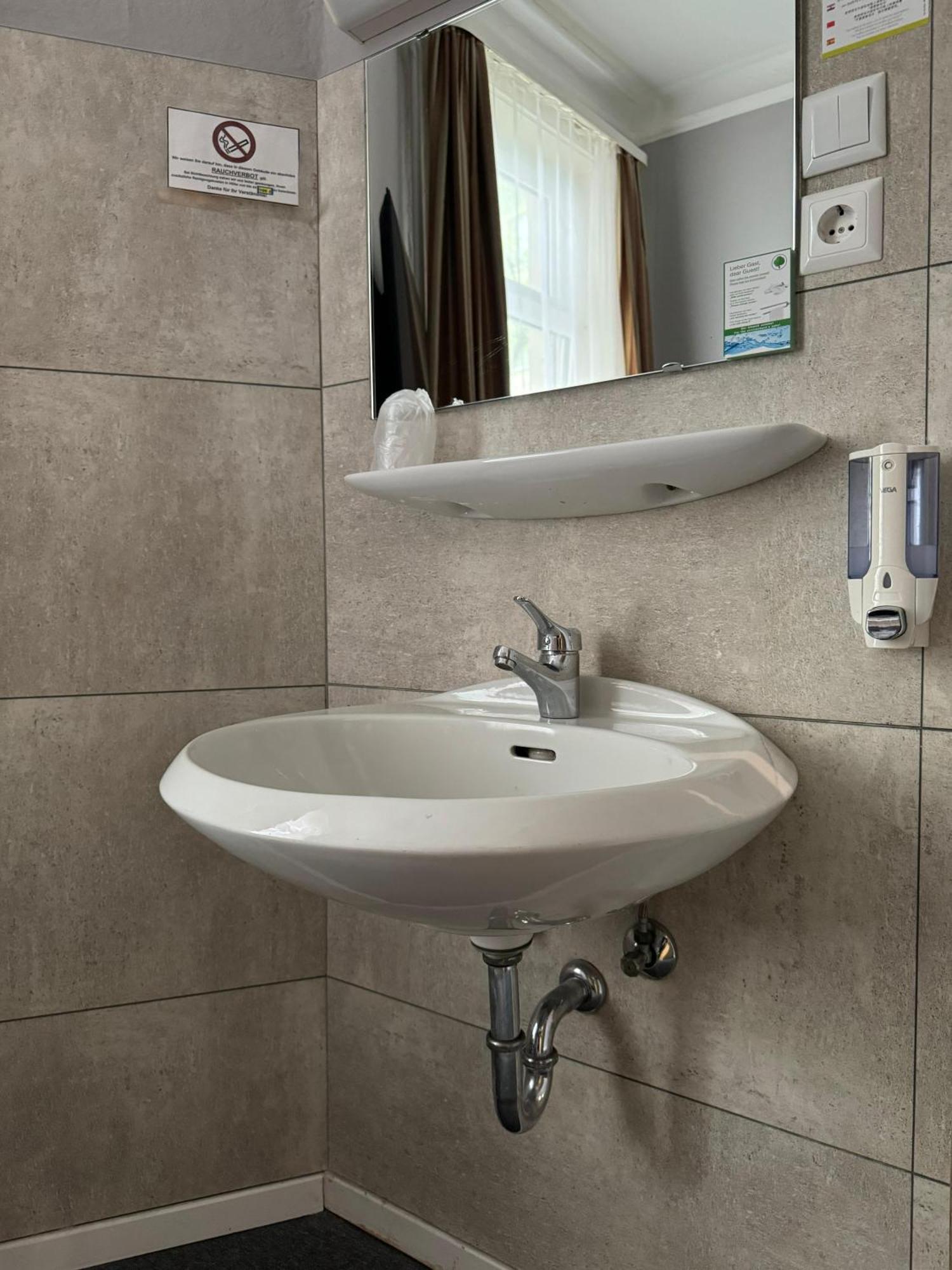 2pers kamer (eigen douche, gedeeld toilet)
