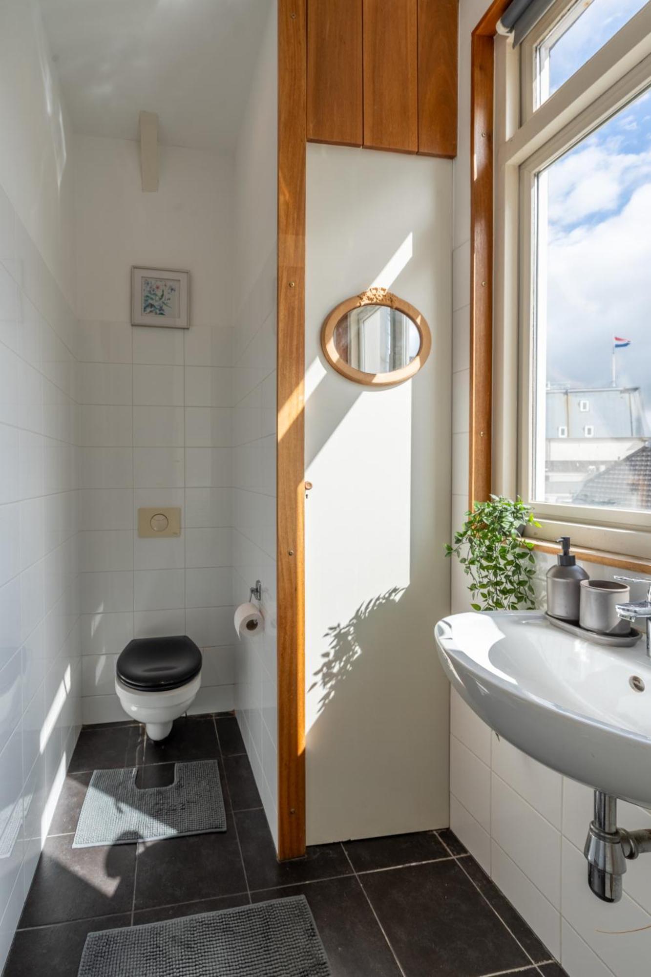 Kamer met Queensize Bed en Gedeelde Badkamer