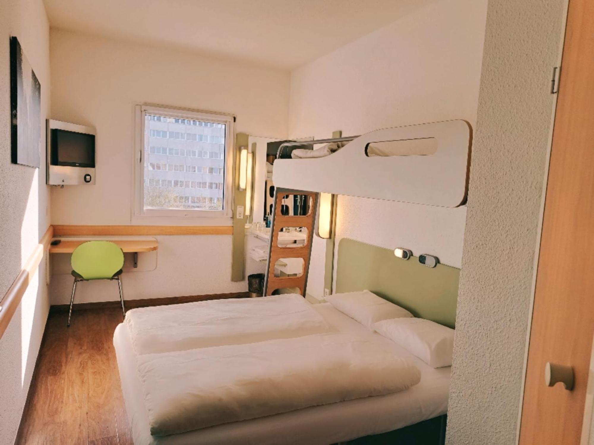 Standaard Kamer met 1 Tweepersoonsbed en 1 Eenpersoonsbed