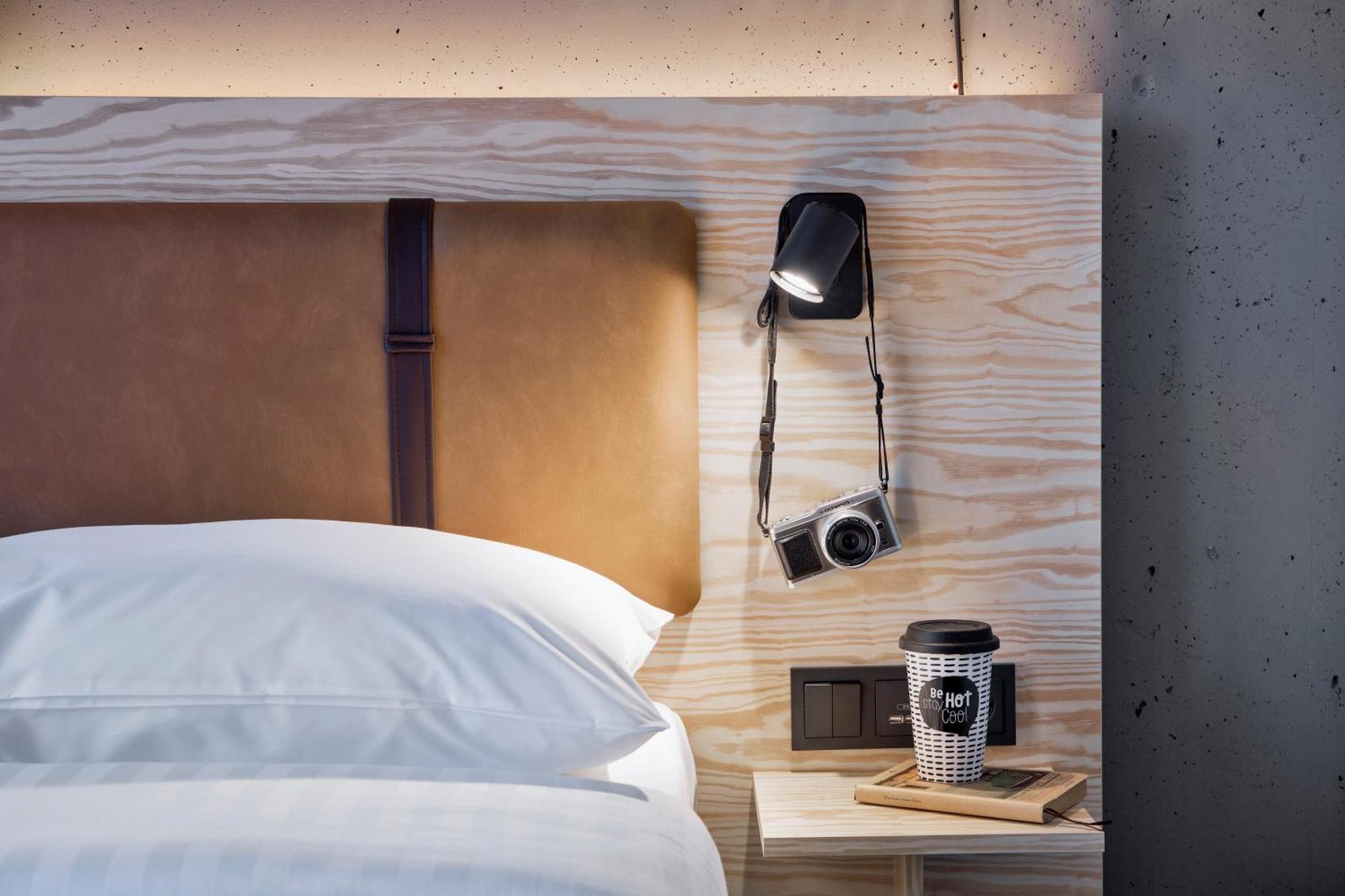 Moxy Fabulous Sleeper - Grotere Kamer met 1 Queensize Bed en Slaapbank