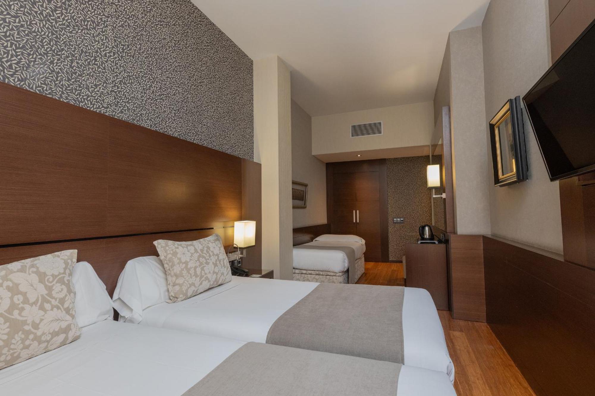 Tweepersoonskamer met 2 Aparte Bedden en een Extra Bed
