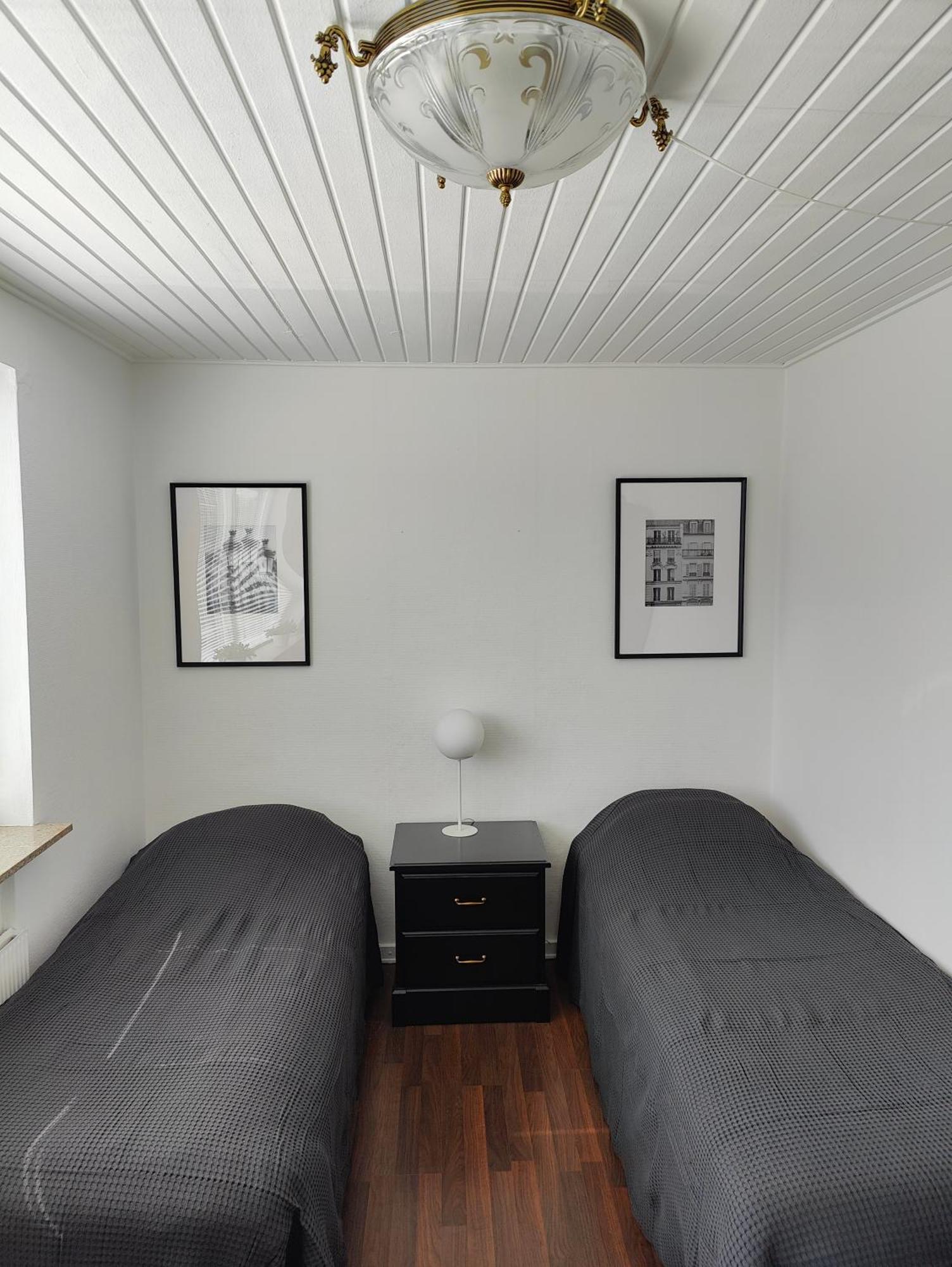 Standaard Tweepersoonskamer met 2 Aparte Bedden - Gedeelde Badkamer