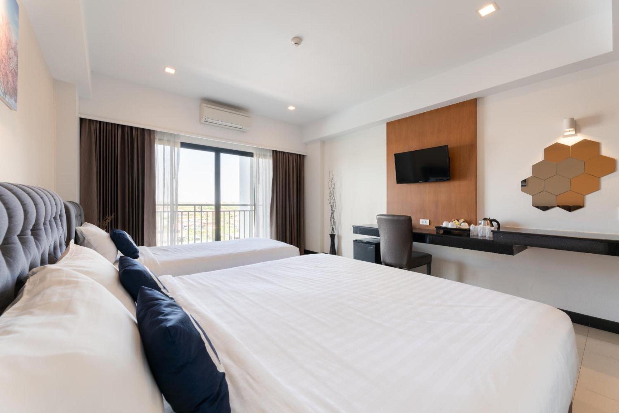 Deluxe Triple Room Balcony Airport Shuttle