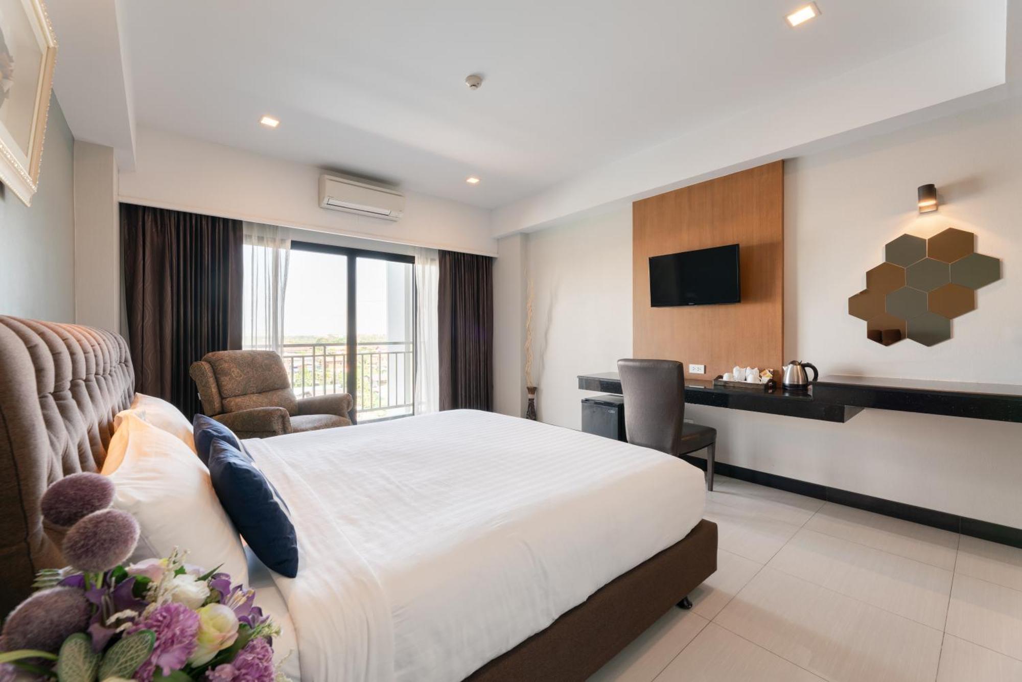 Deluxe Double Room Balcony Airport Shuttle