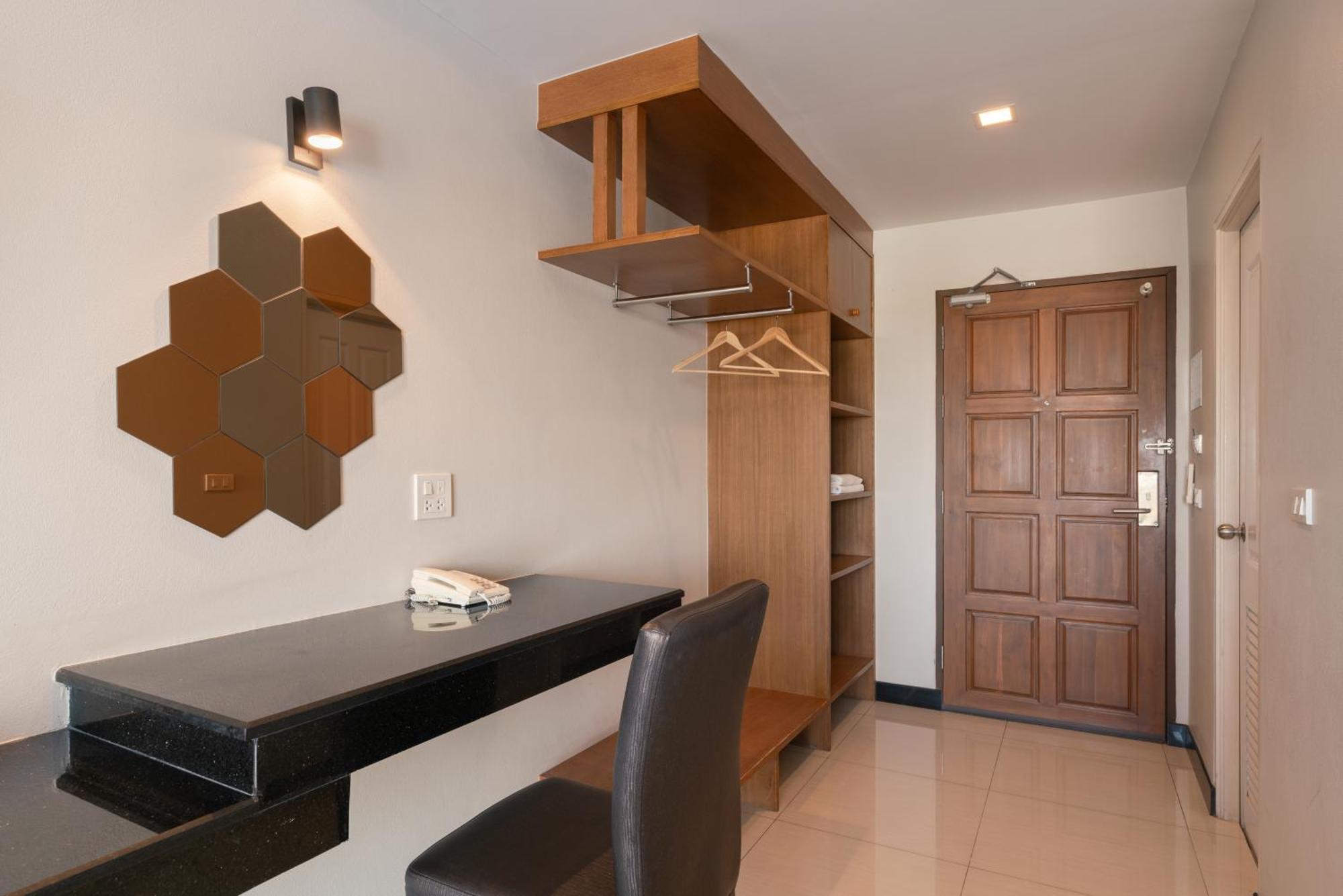 Deluxe Triple Room Balcony Airport Shuttle
