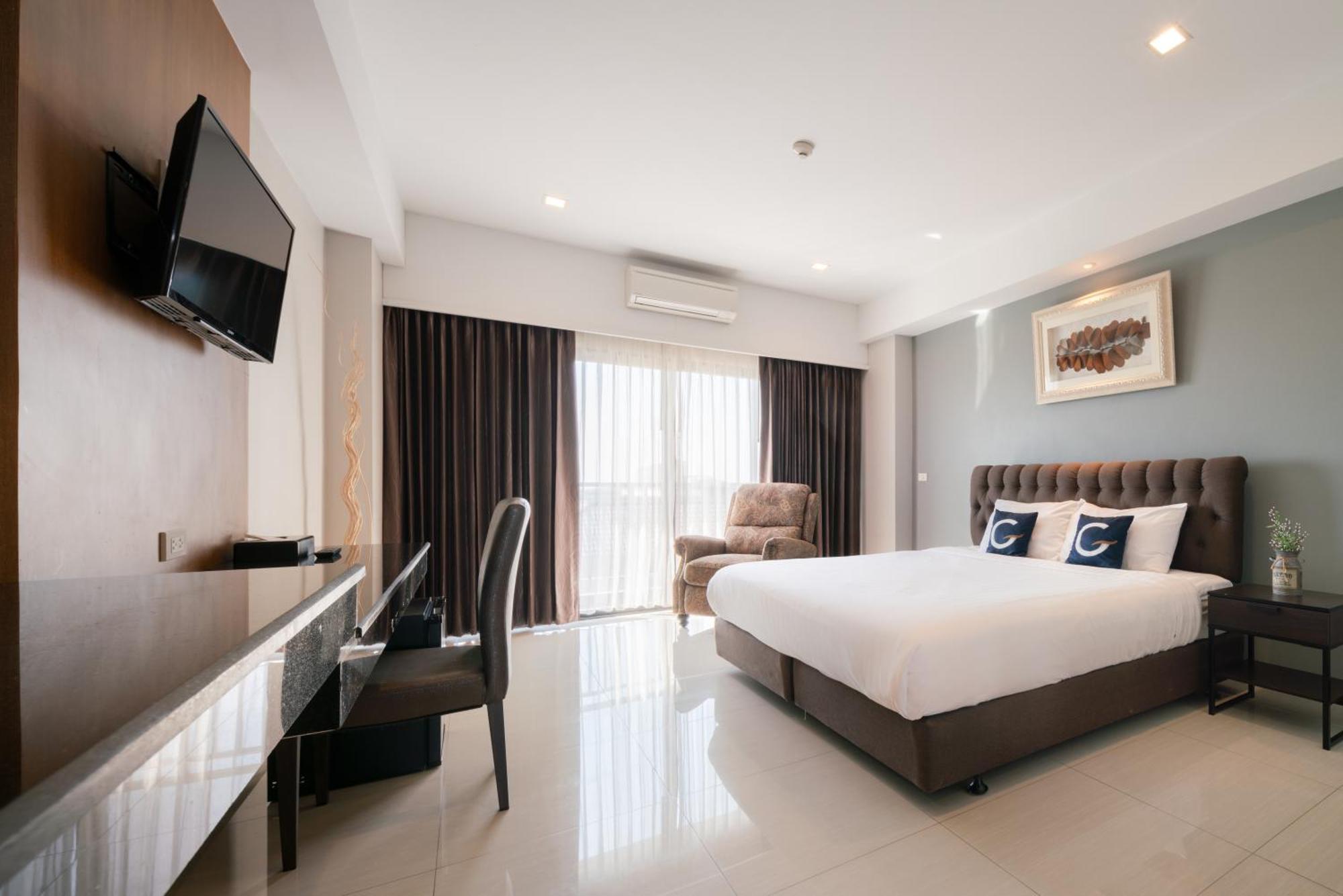 Deluxe Double Room Balcony Airport Shuttle