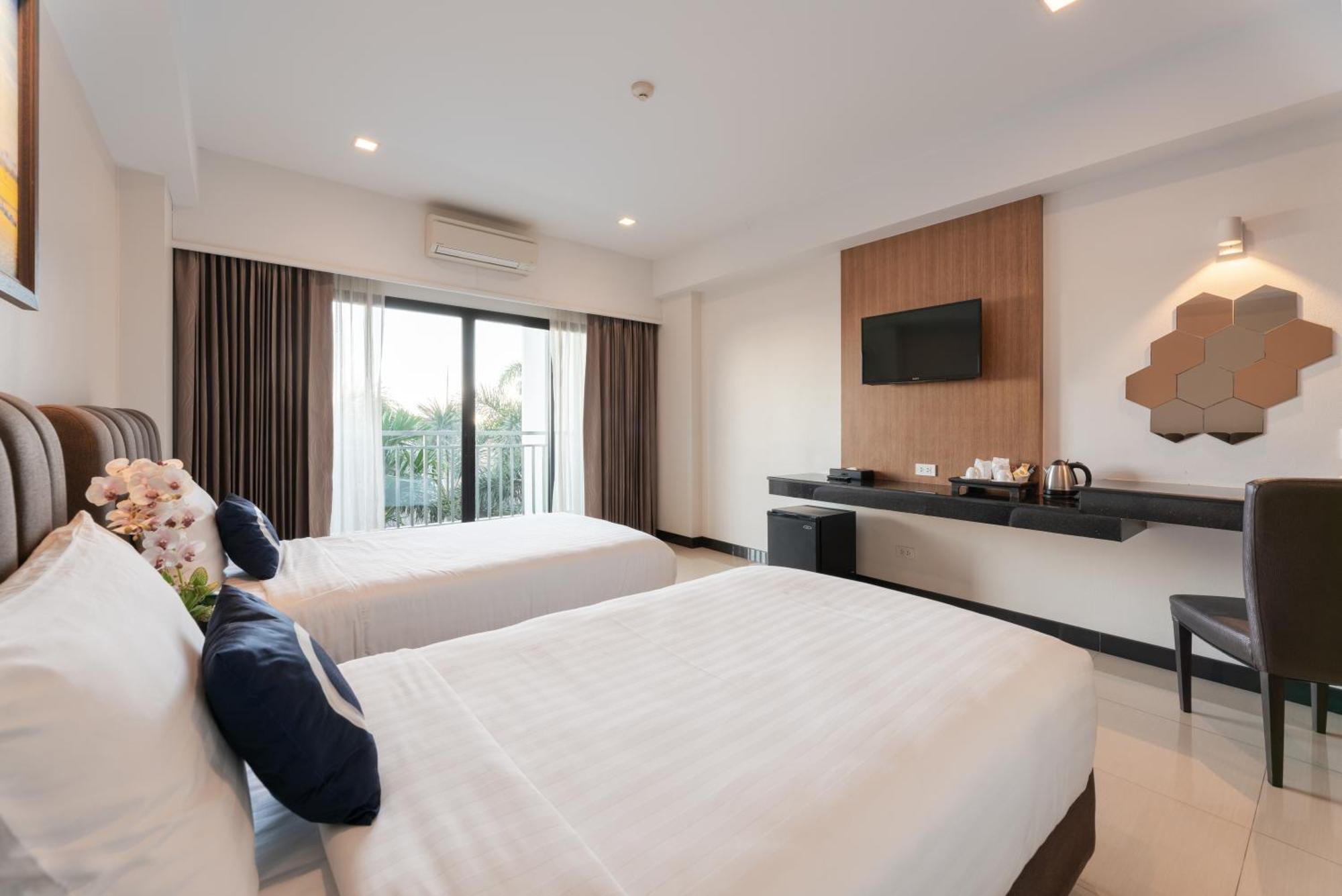Deluxe Double Room Balcony Airport Shuttle