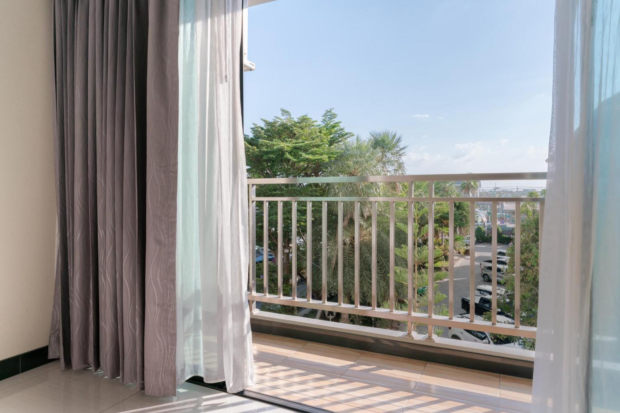 Deluxe Triple Room Balcony Airport Shuttle