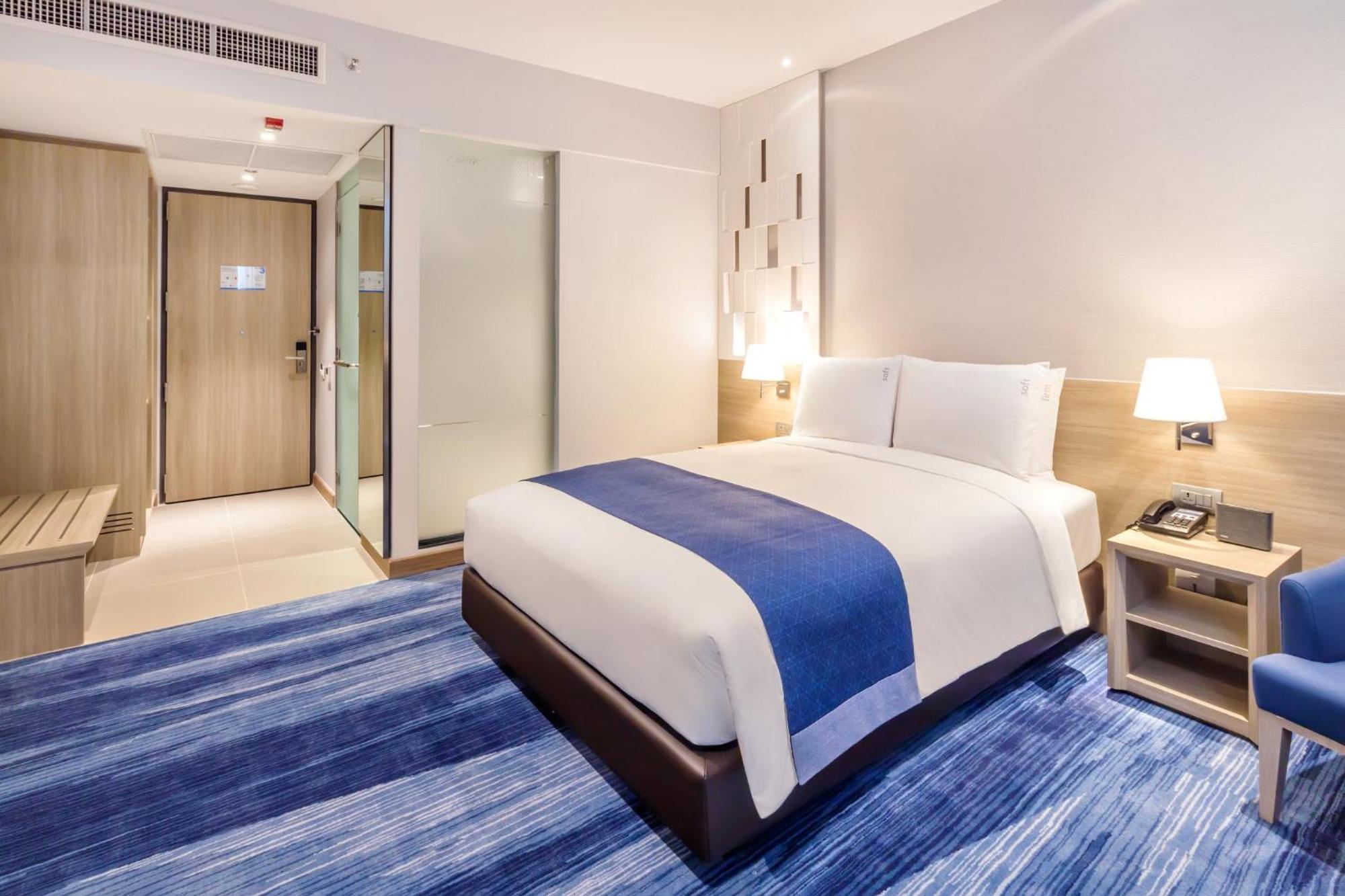 Standard Queen Room Accessible