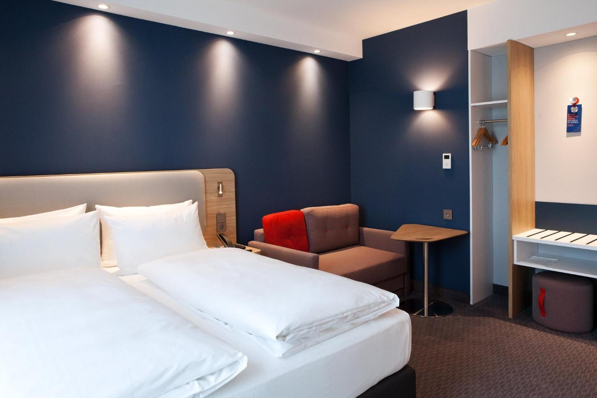 Standaard Kamer met Queensize Bed en Eenpersoonsslaapbank