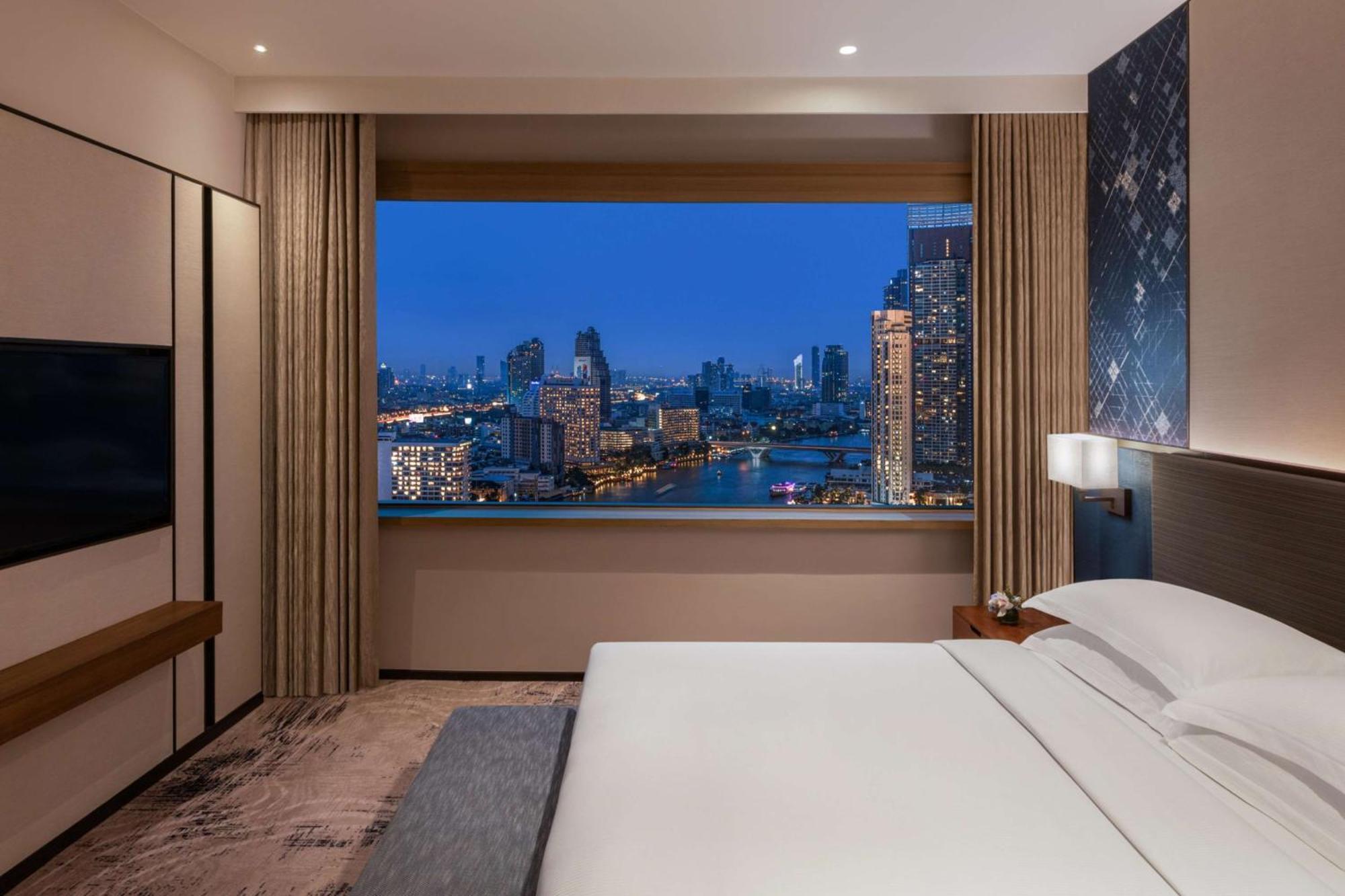 Panoramic Executive Suite Lounge Access