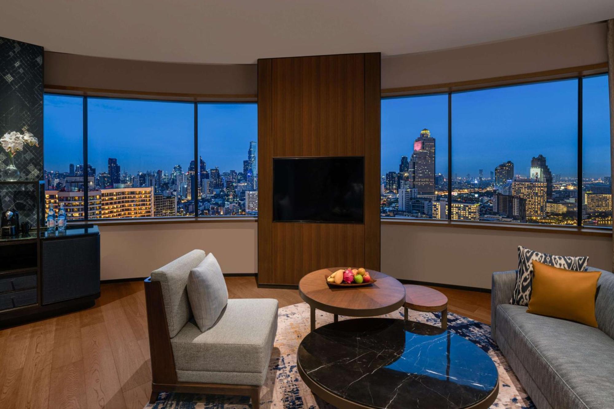 Panoramic Executive Suite Lounge Access