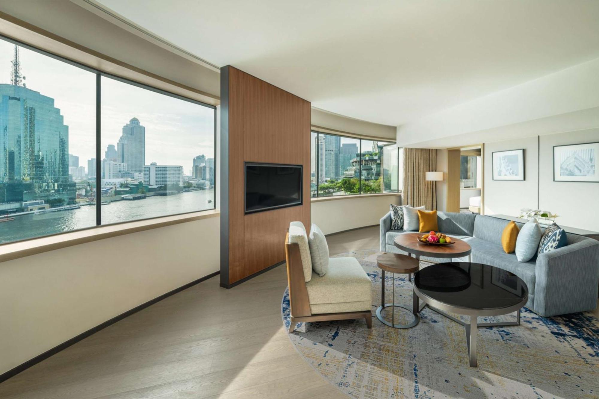 Panoramic Executive Suite Lounge Access