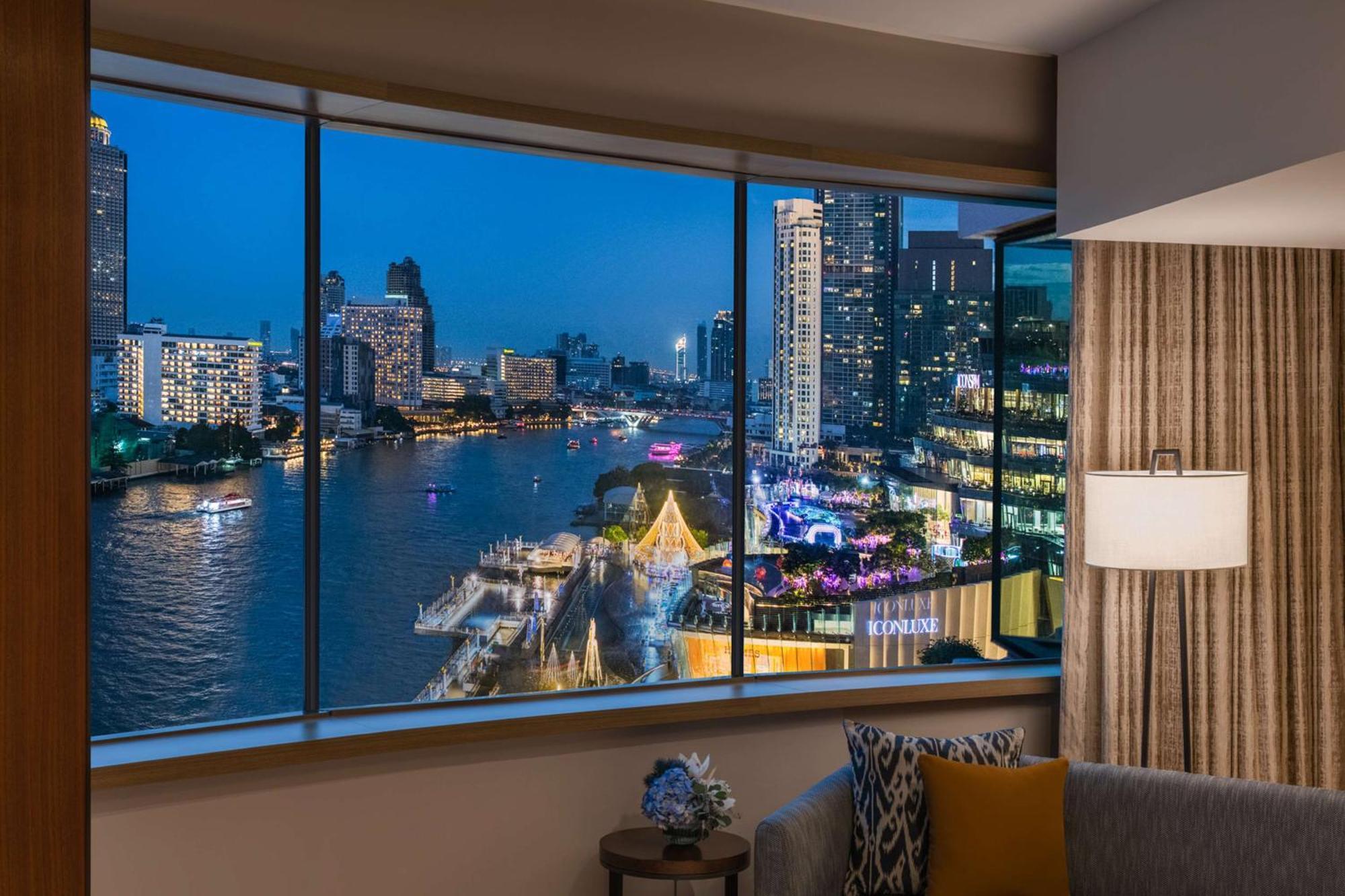 Panoramic Executive Suite Lounge Access