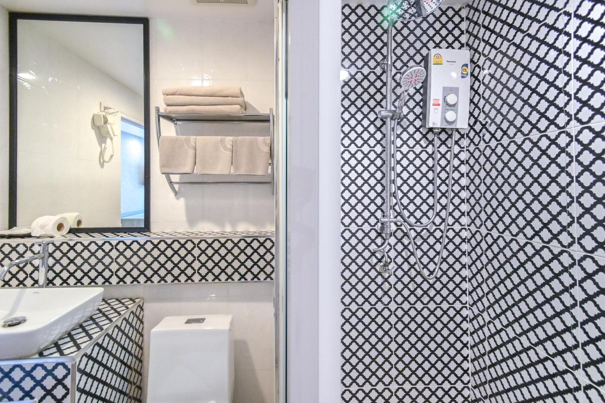 Deluxe Double or Twin Room Pool View