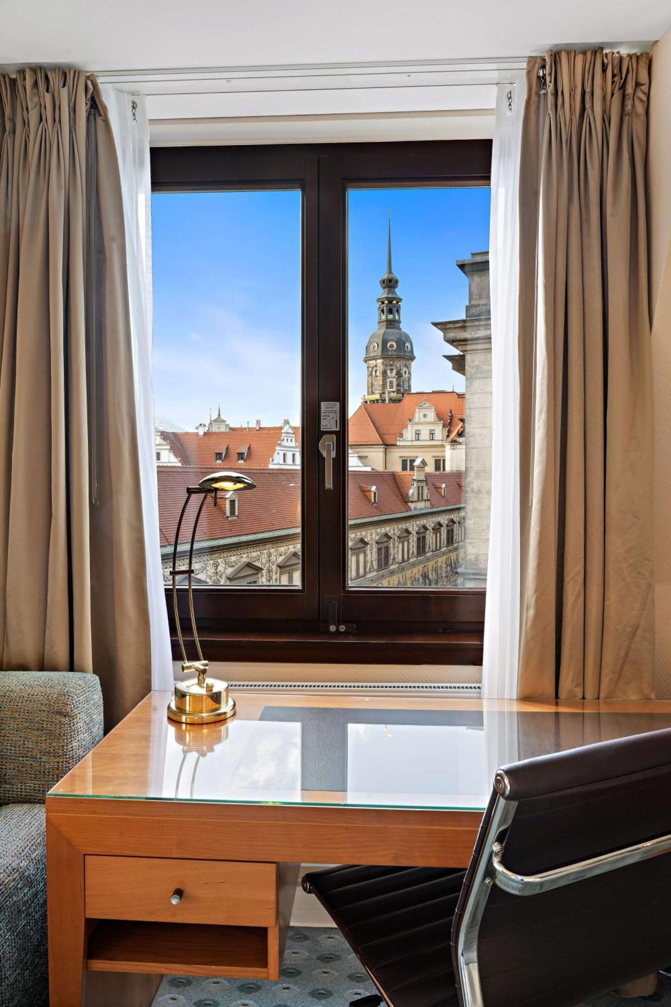 Executive Familiekamer met Queensize Bed en Uitzicht op de Fürstenzug en Toegang tot de Executive Lounge