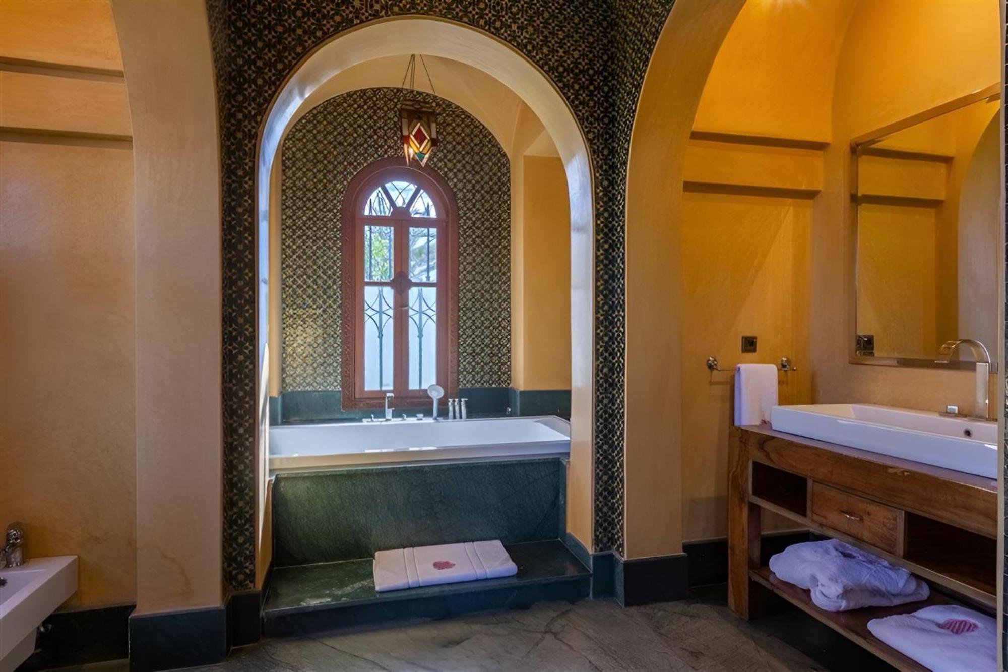 Kamer met Kingsize Bed en Uitzicht op het Zwembad
