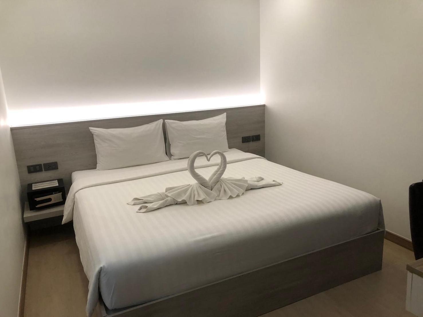 Deluxe Double Room Shower