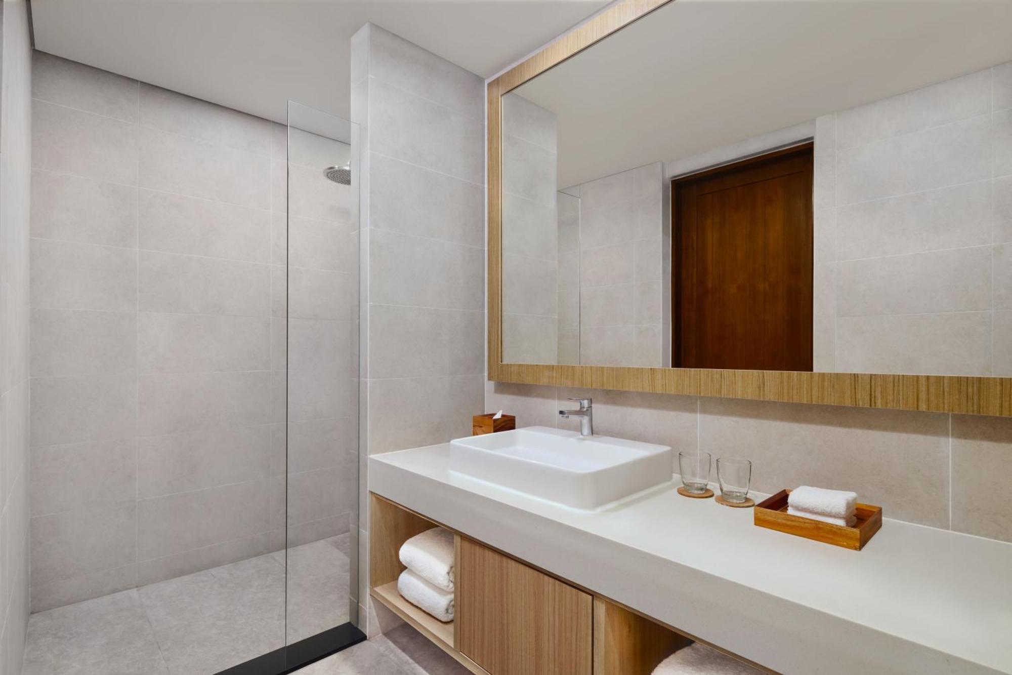 Deluxe Premier Room Guest room 1 King Garden view Balcony Mini Bar Daily Shuttle to Monkey Forest Daily Yoga Bike to borrow Family Activity 24 Hour access to Motion Fitness Center