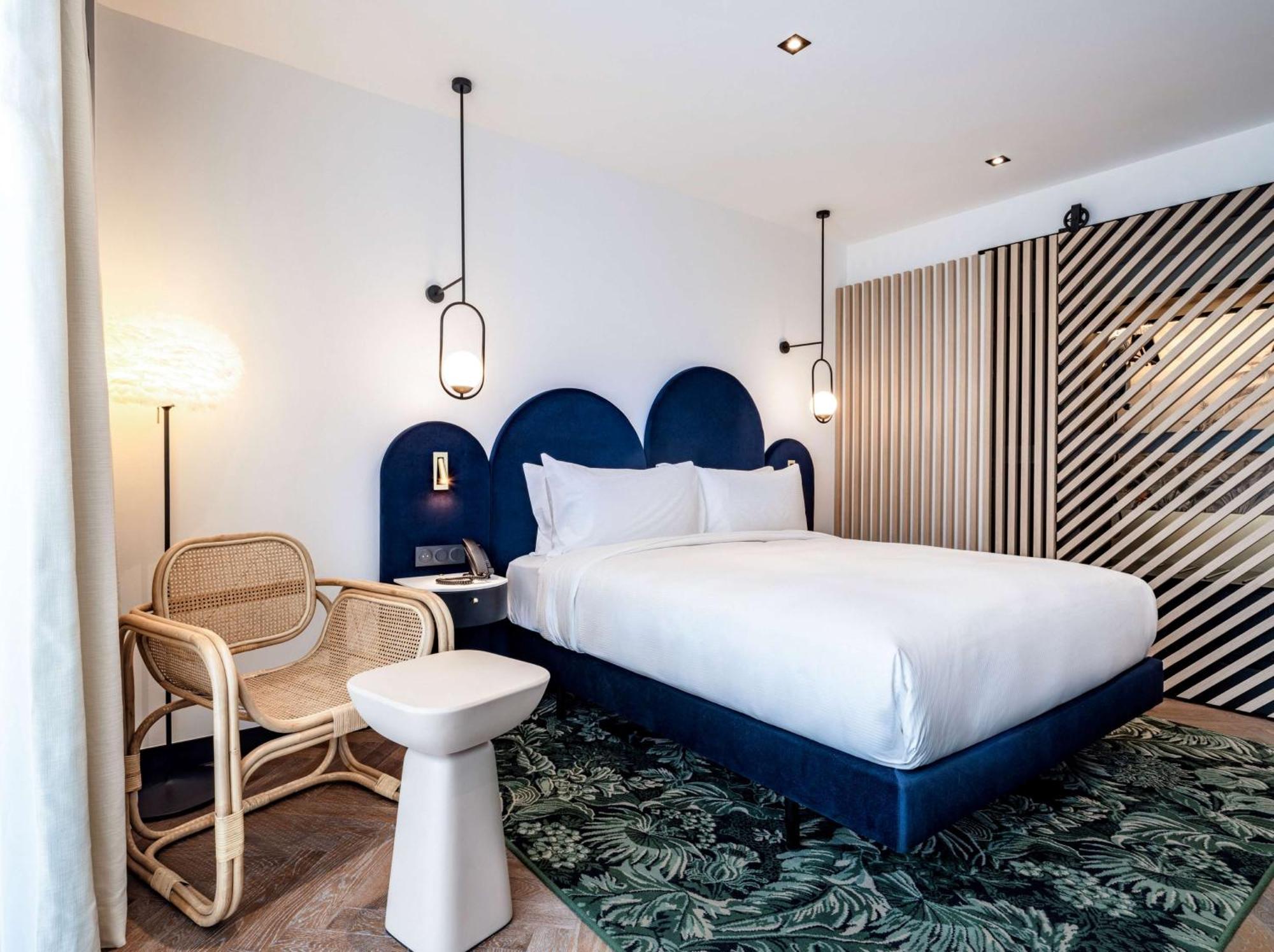Kamer met Queensize Bed en Uitzicht op de Stad