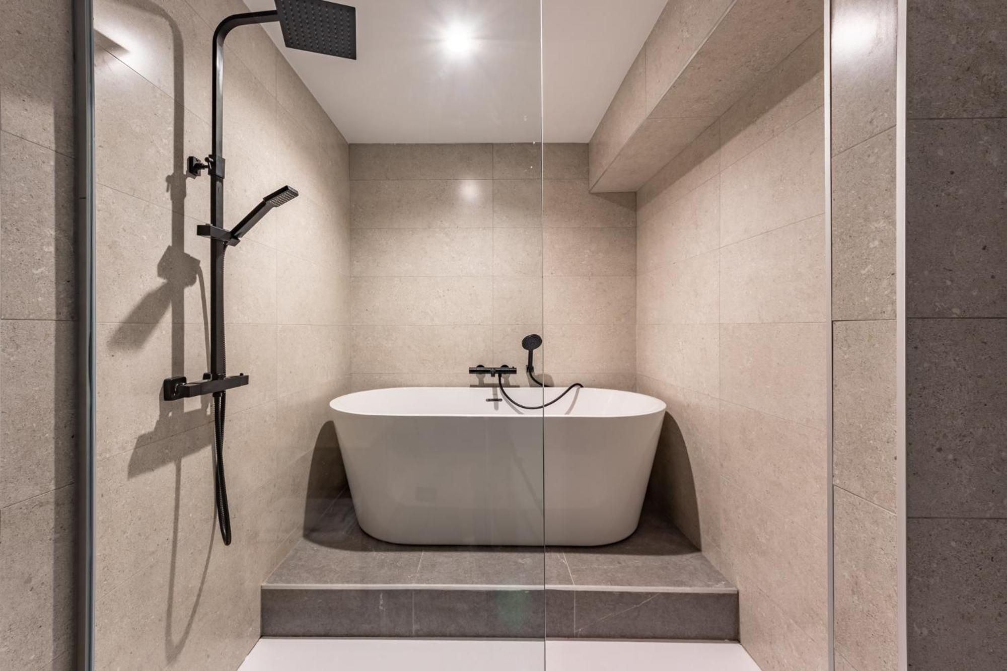 Deluxe Double Room Bath