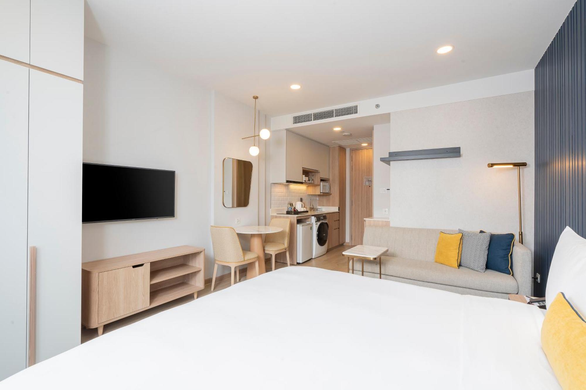 King Studio Suite Bathtub High Floor