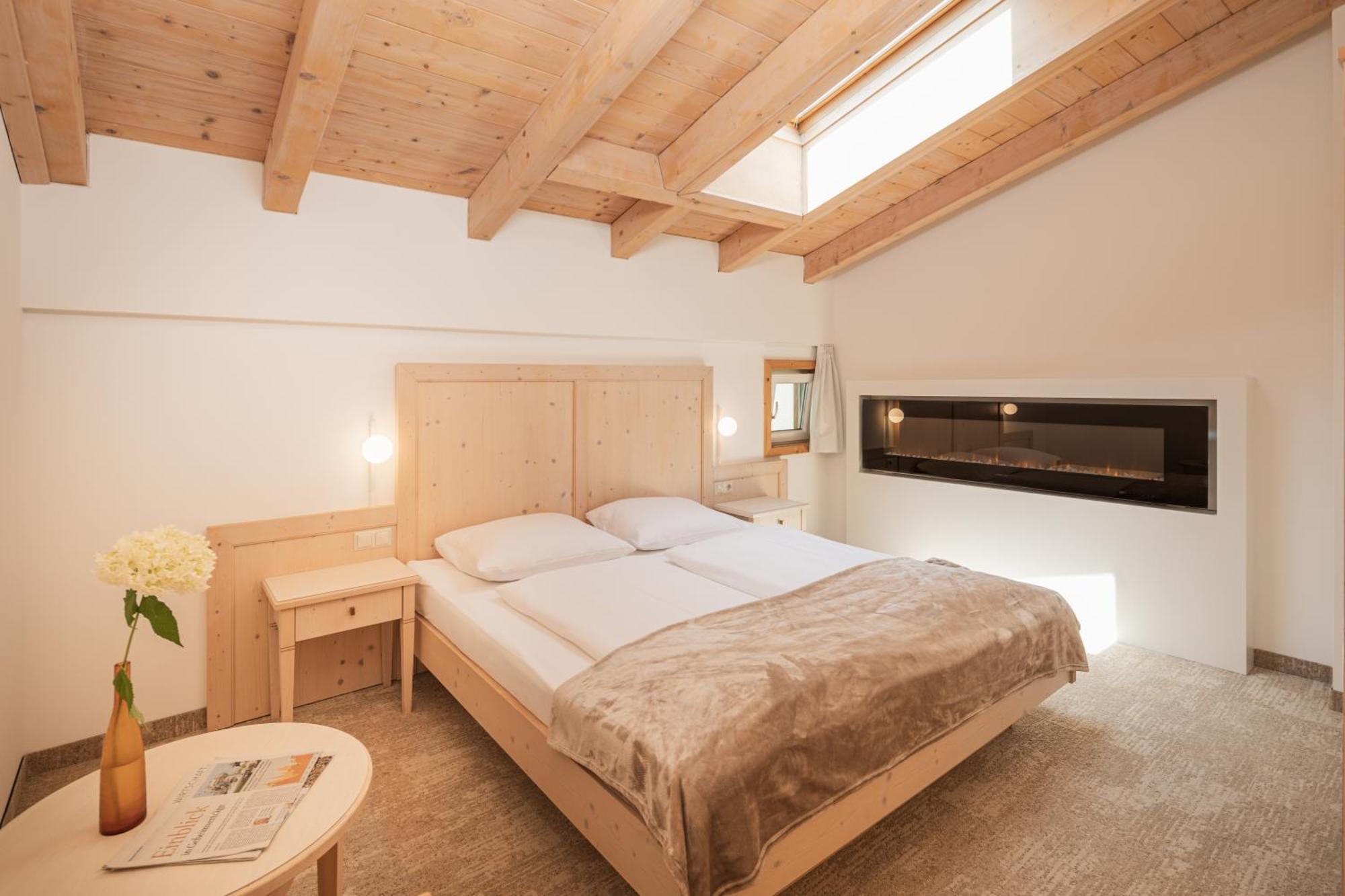 Large Bed-Room Apartment Balcony Electric Fireplace