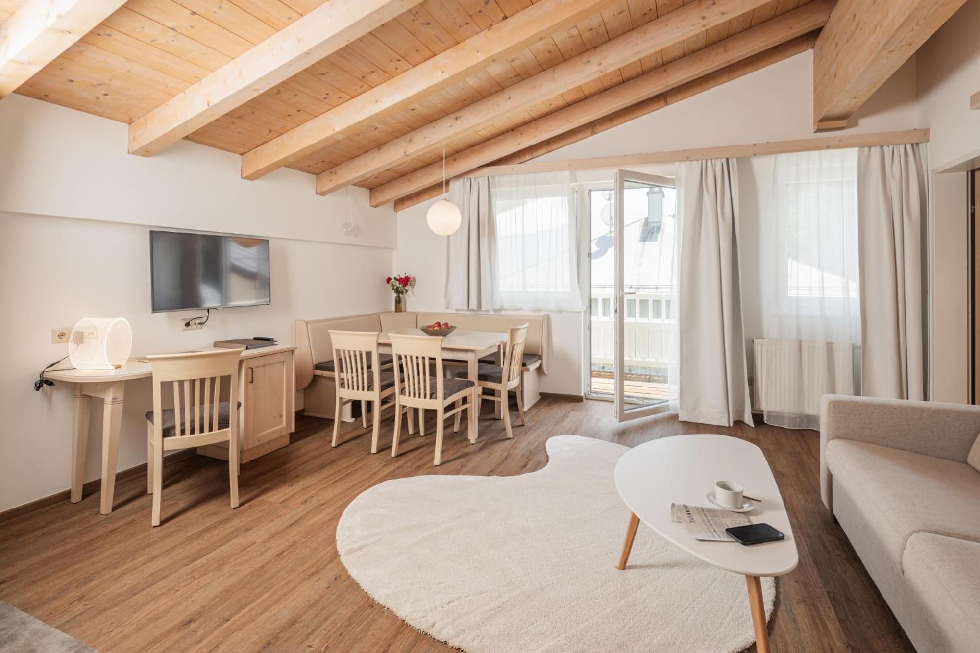 Large Bed-Room Apartment Balcony Electric Fireplace