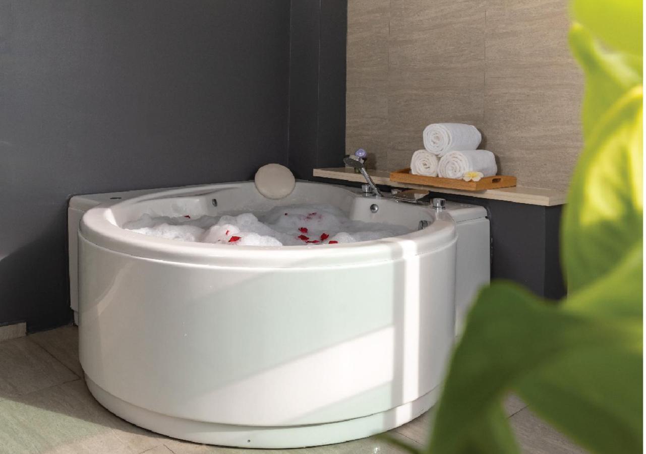 Grand Jacuzzi Suite Balcony High Floors