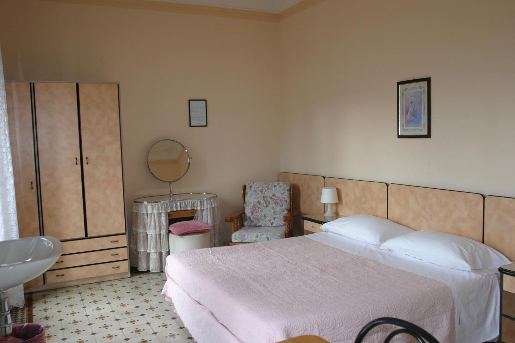 Tweepersoonskamer met 2 Aparte Bedden en Gedeelde Badkamer