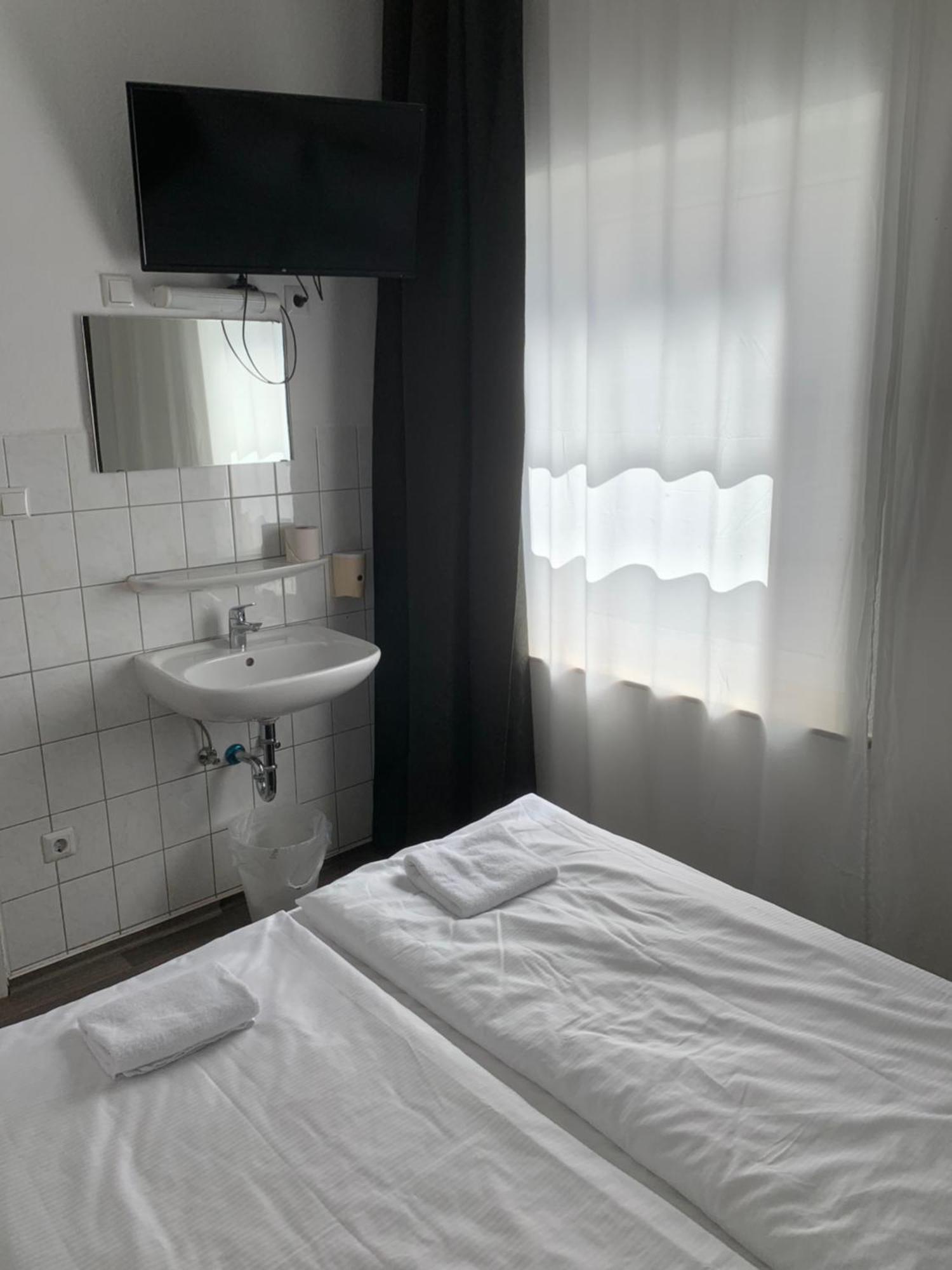 Tweepersoonskamer met Gedeelde Badkamer en Toilet