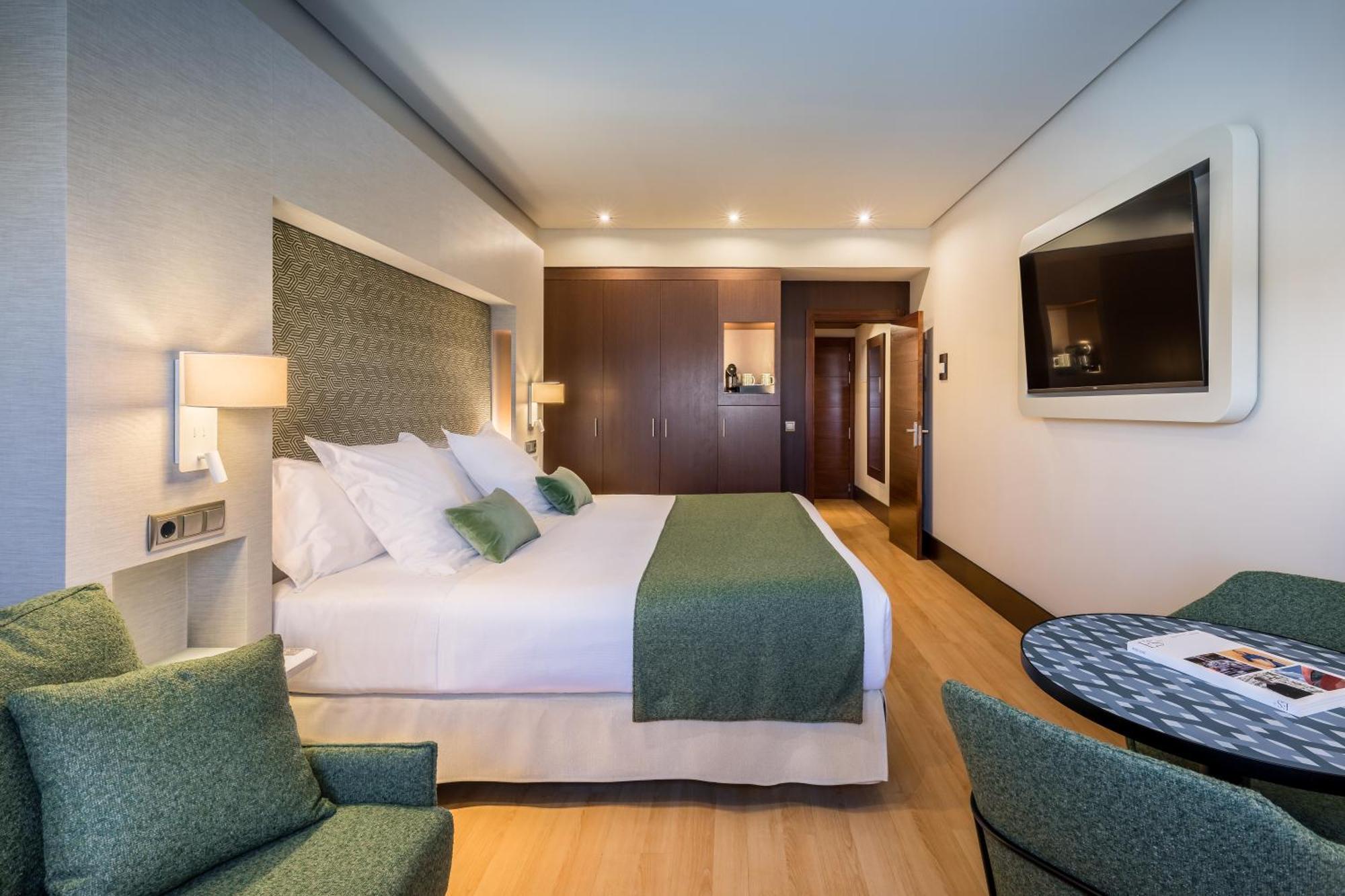 Deluxe Family Room City View