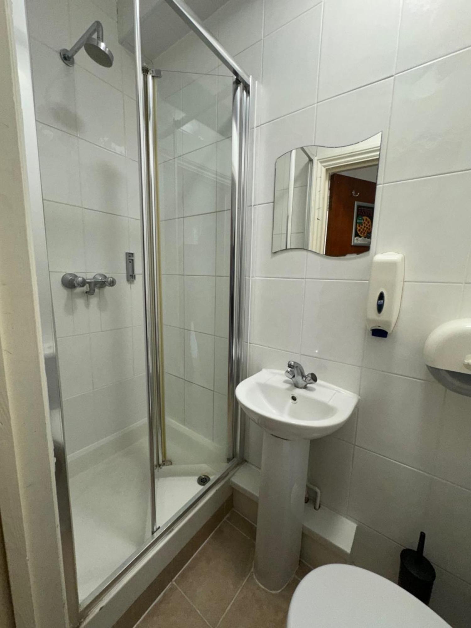 Tweepersoonskamer met Gedeelde Badkamer