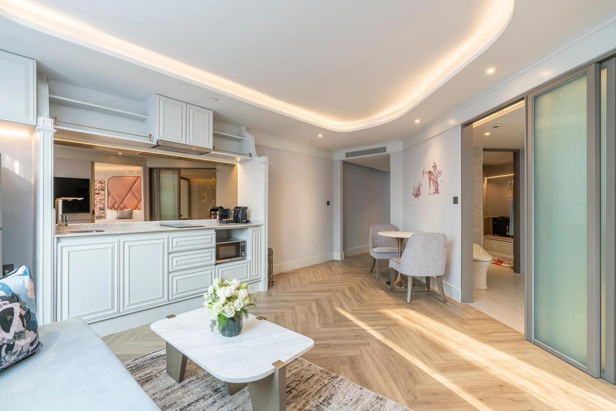 Club One Bedroom Riverview Suite