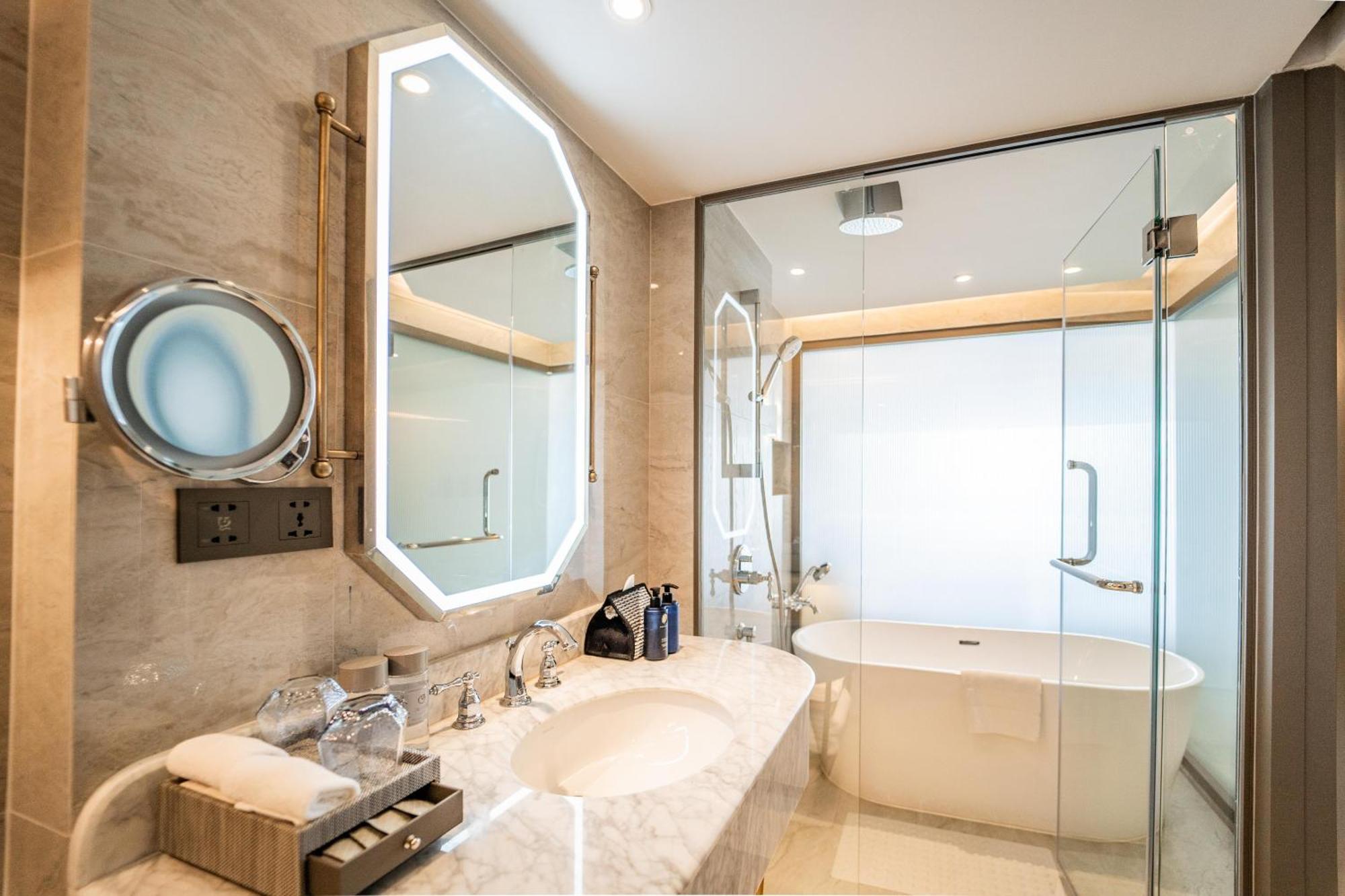 Club One Bedroom River View