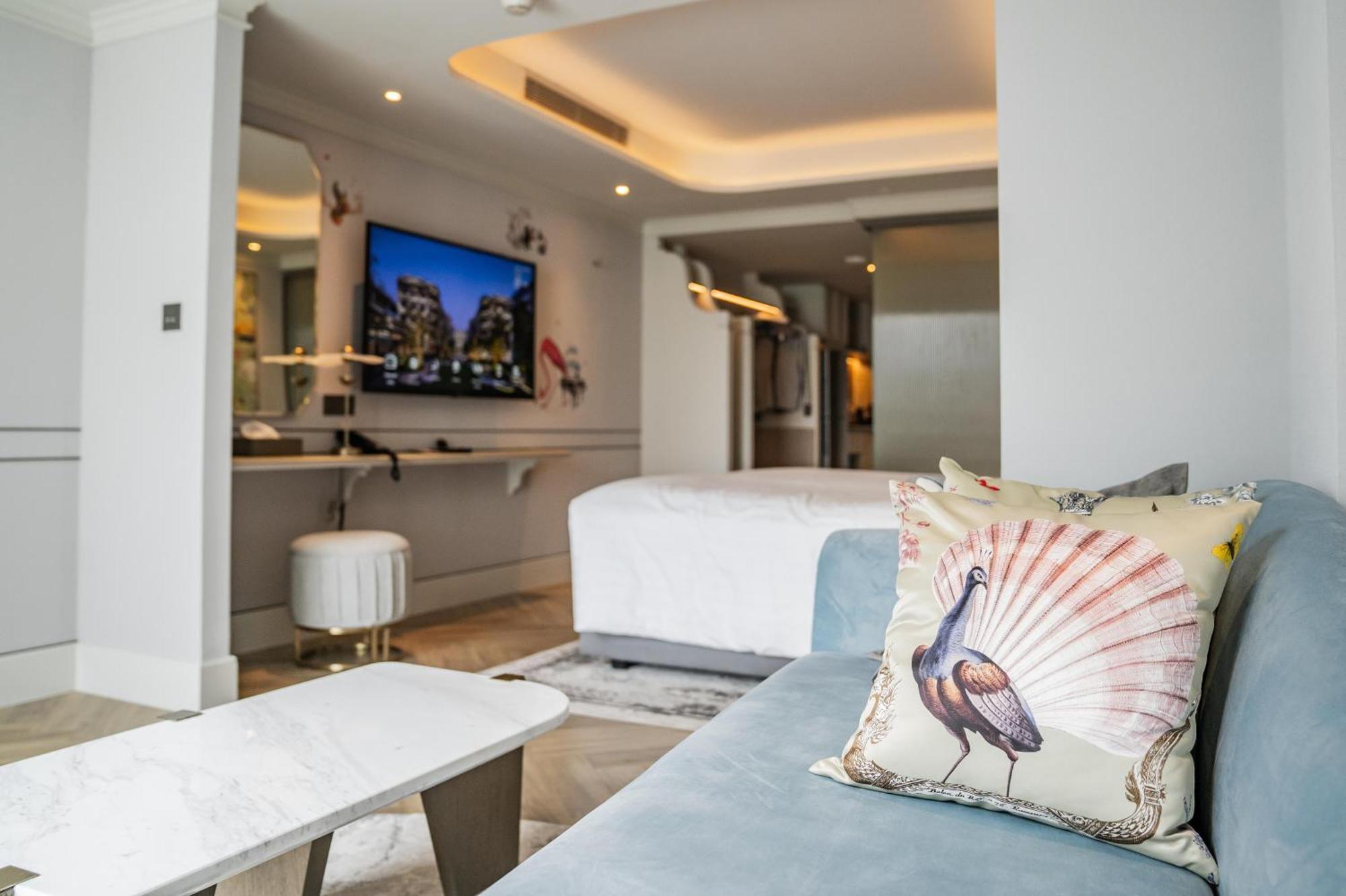 Club One Bedroom River View
