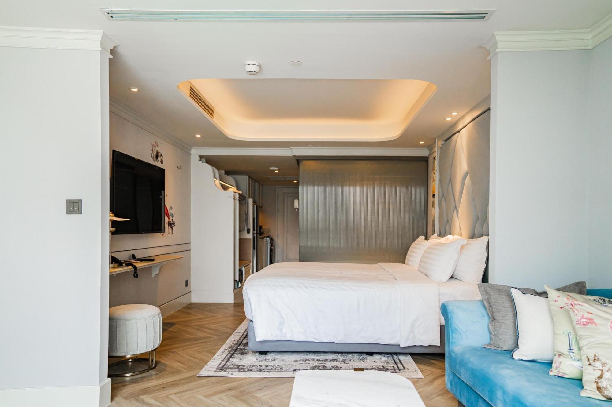 Club One Bedroom River View