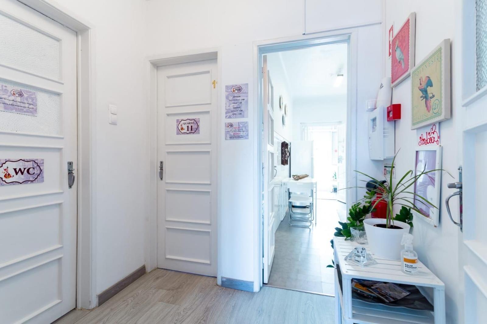 Deze driepersoonskamer heeft een gedeelde badkamer.