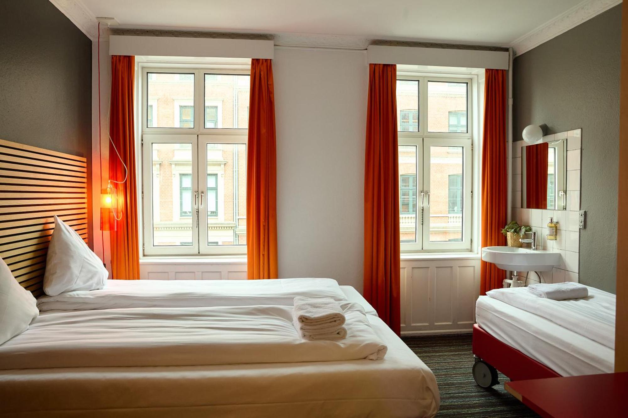 Deze driepersoonskamer heeft een gedeelde badkamer.