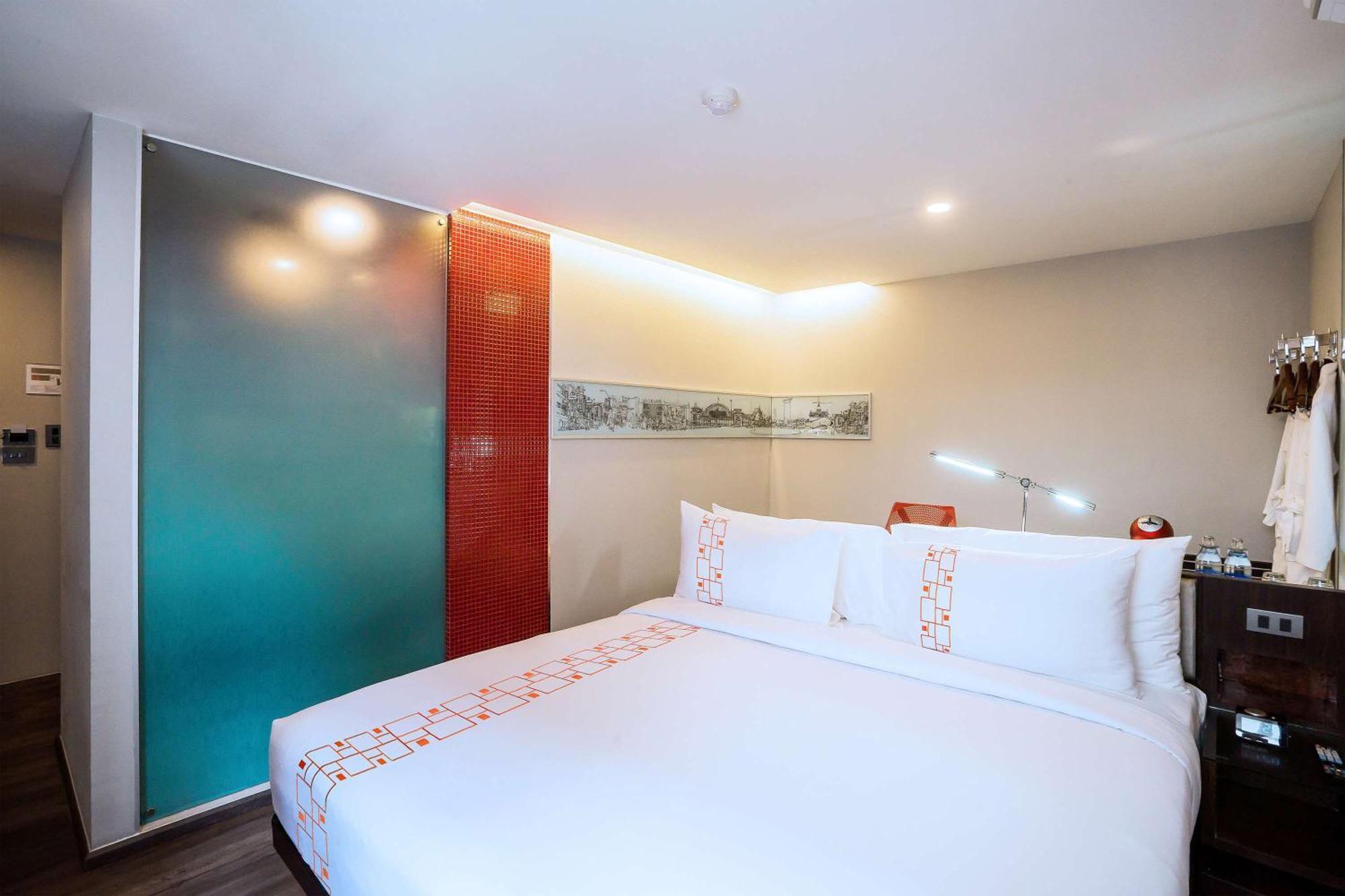 Deluxe King Room Corner Room or Non-Smoking