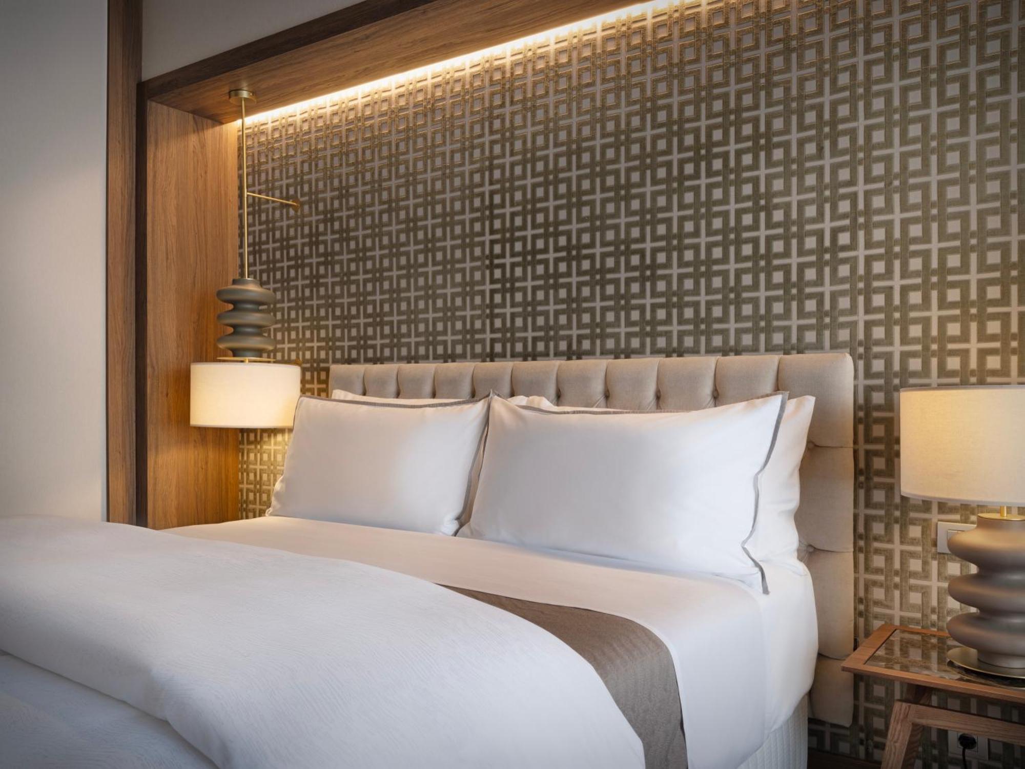 Deluxe King Room City View