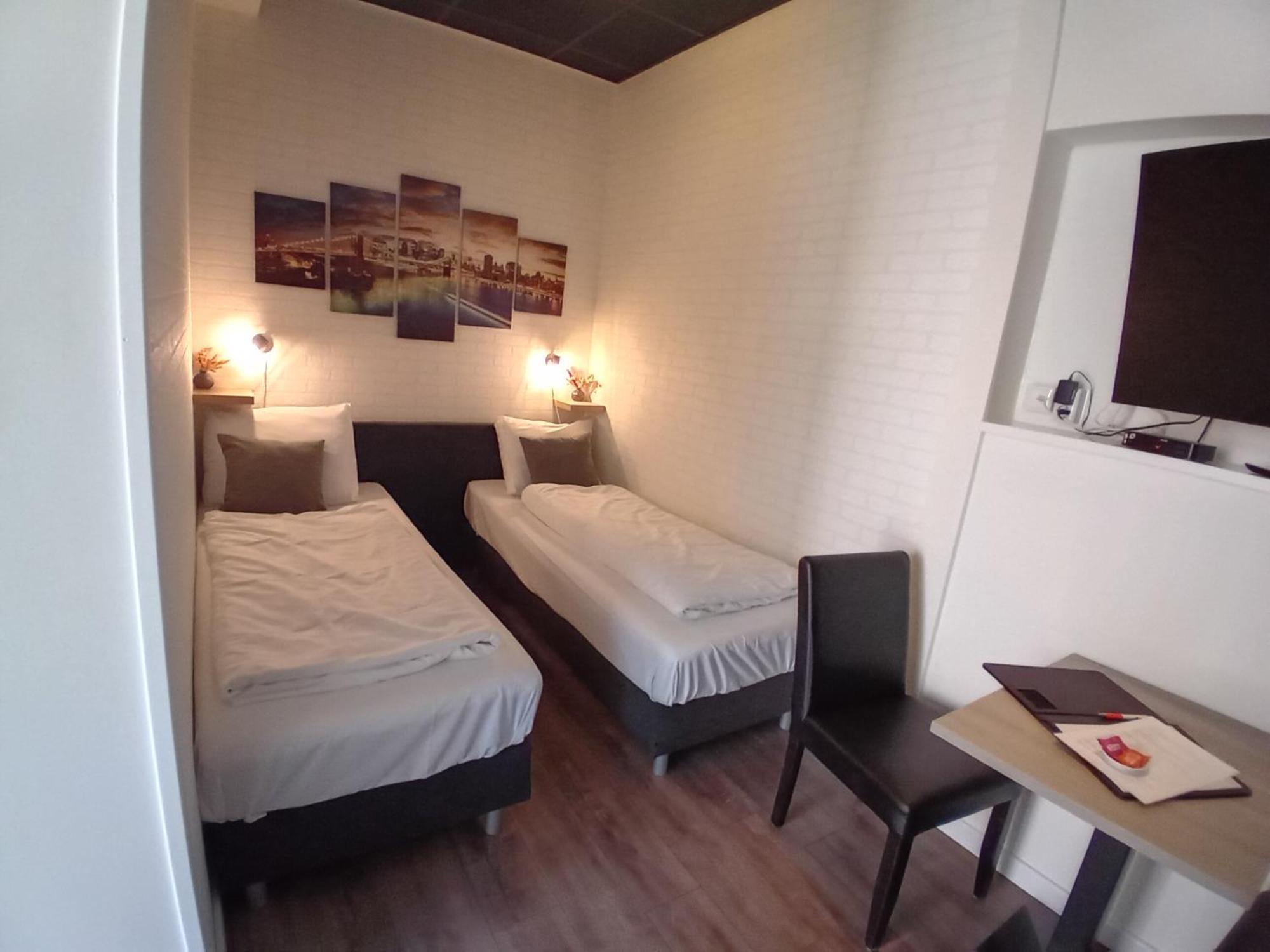 Tweepersoonskamer met 2 Aparte Bedden en Eigen Badkamer