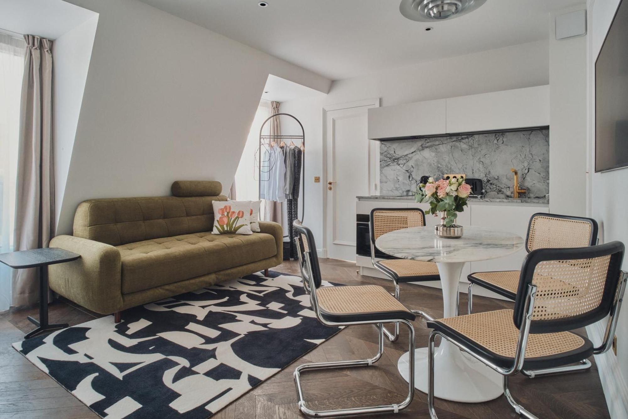 Deluxe One-Bedroom Apartment with City View 603
