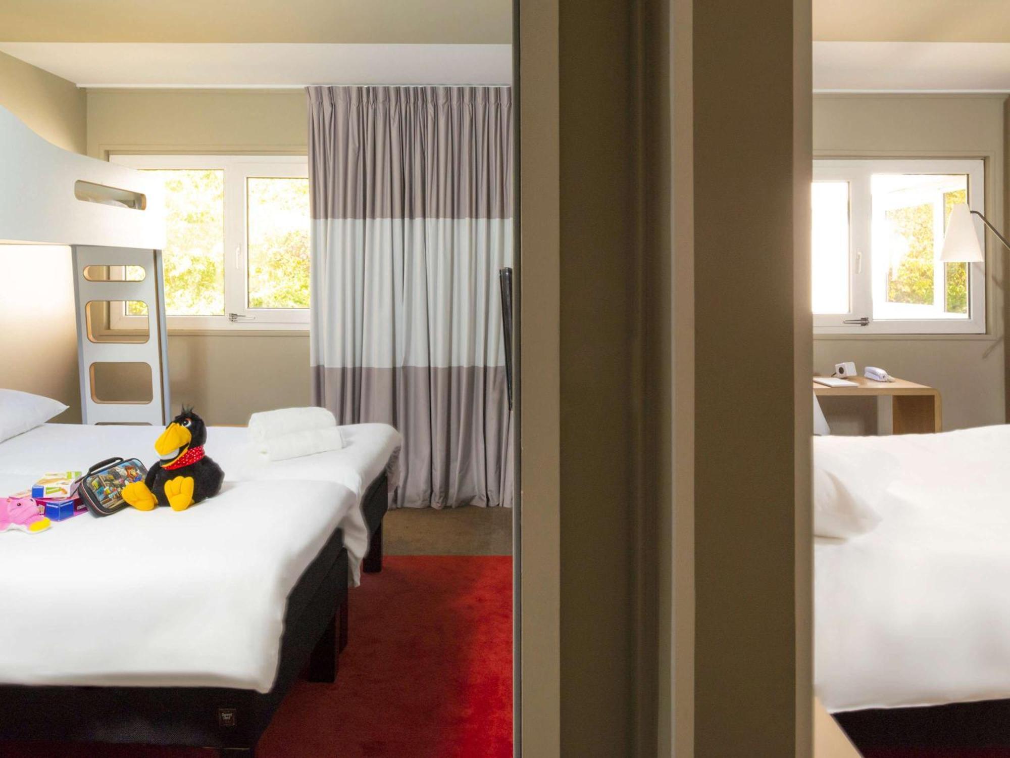 Familiesuite met 1 Groot Bed en 3 Eenpersoonsbedden