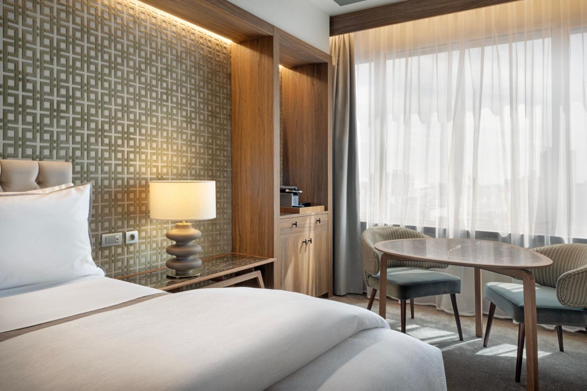Deluxe King Room City View