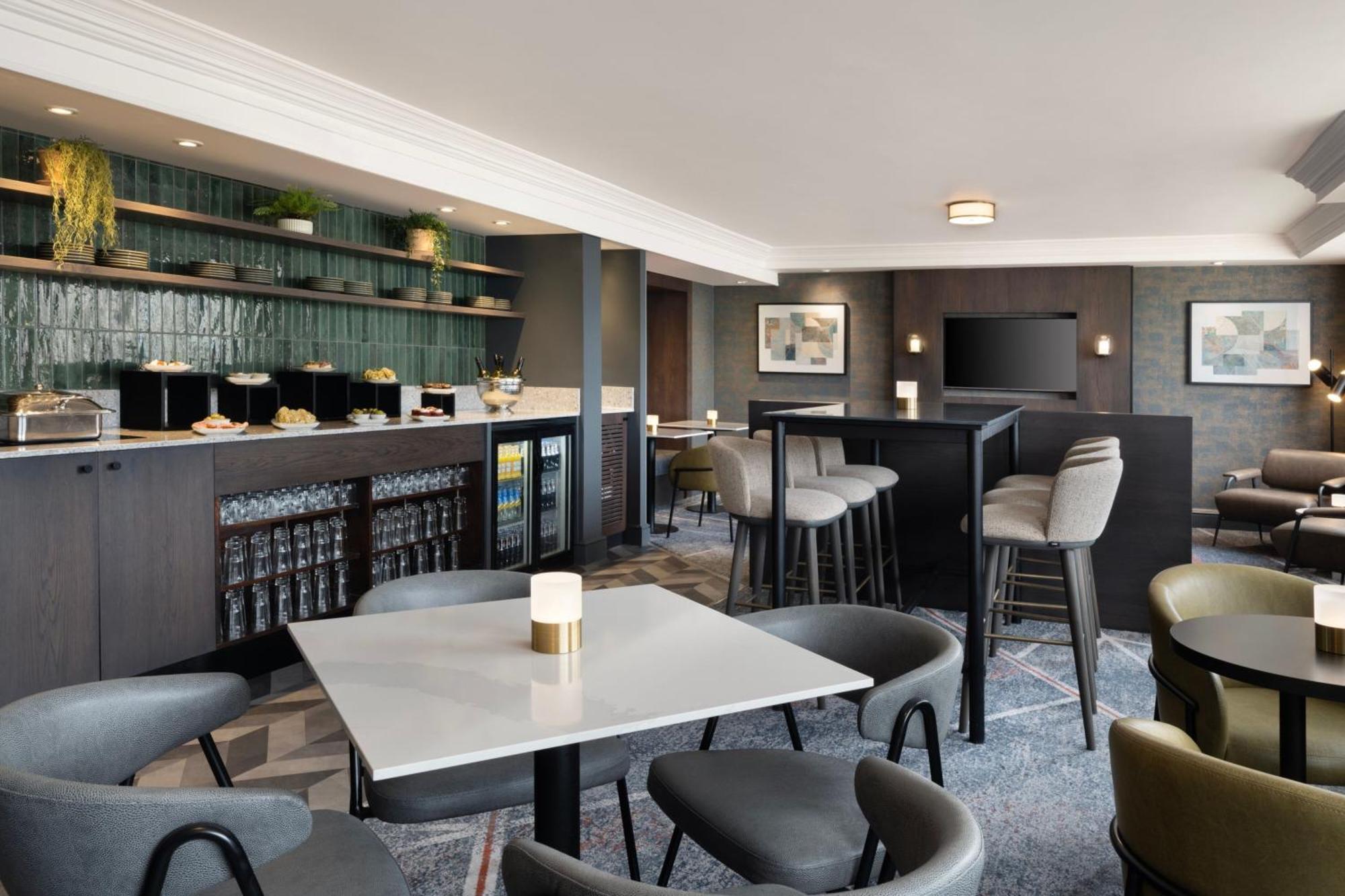 Executive King Room Lounge Access