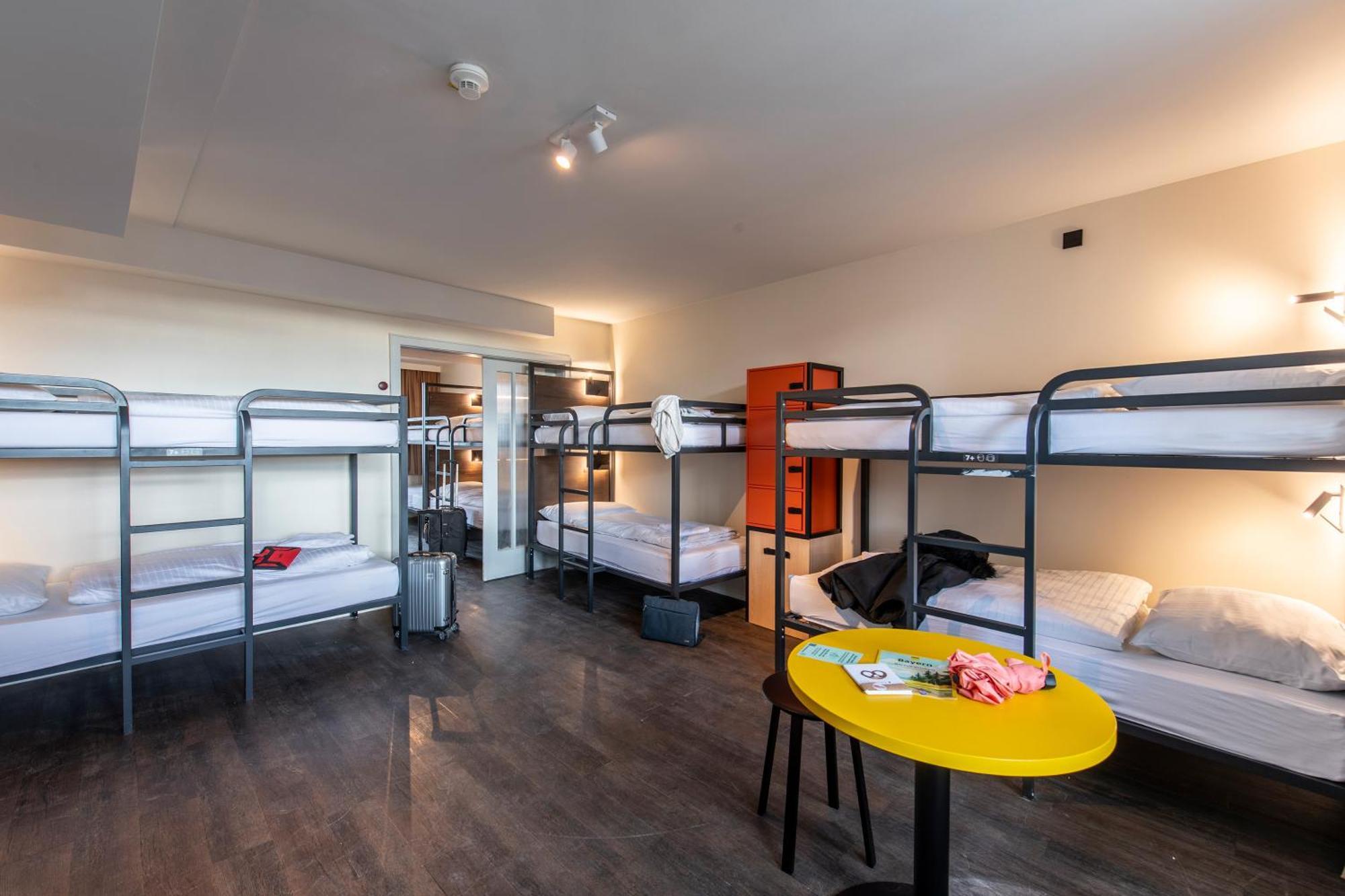 Bed in een Gemengde Slaapzaal met 10 Bedden