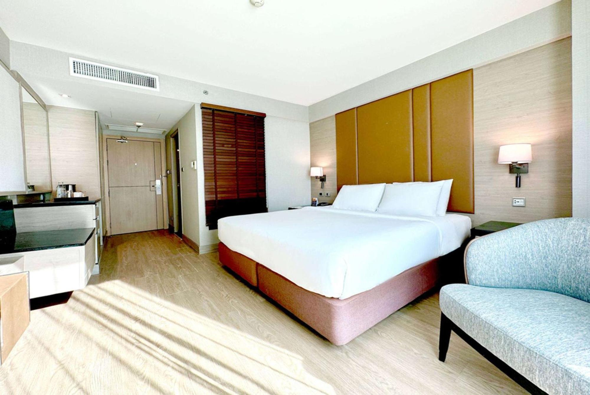 Premier Room One King Bed Non-Smoking
