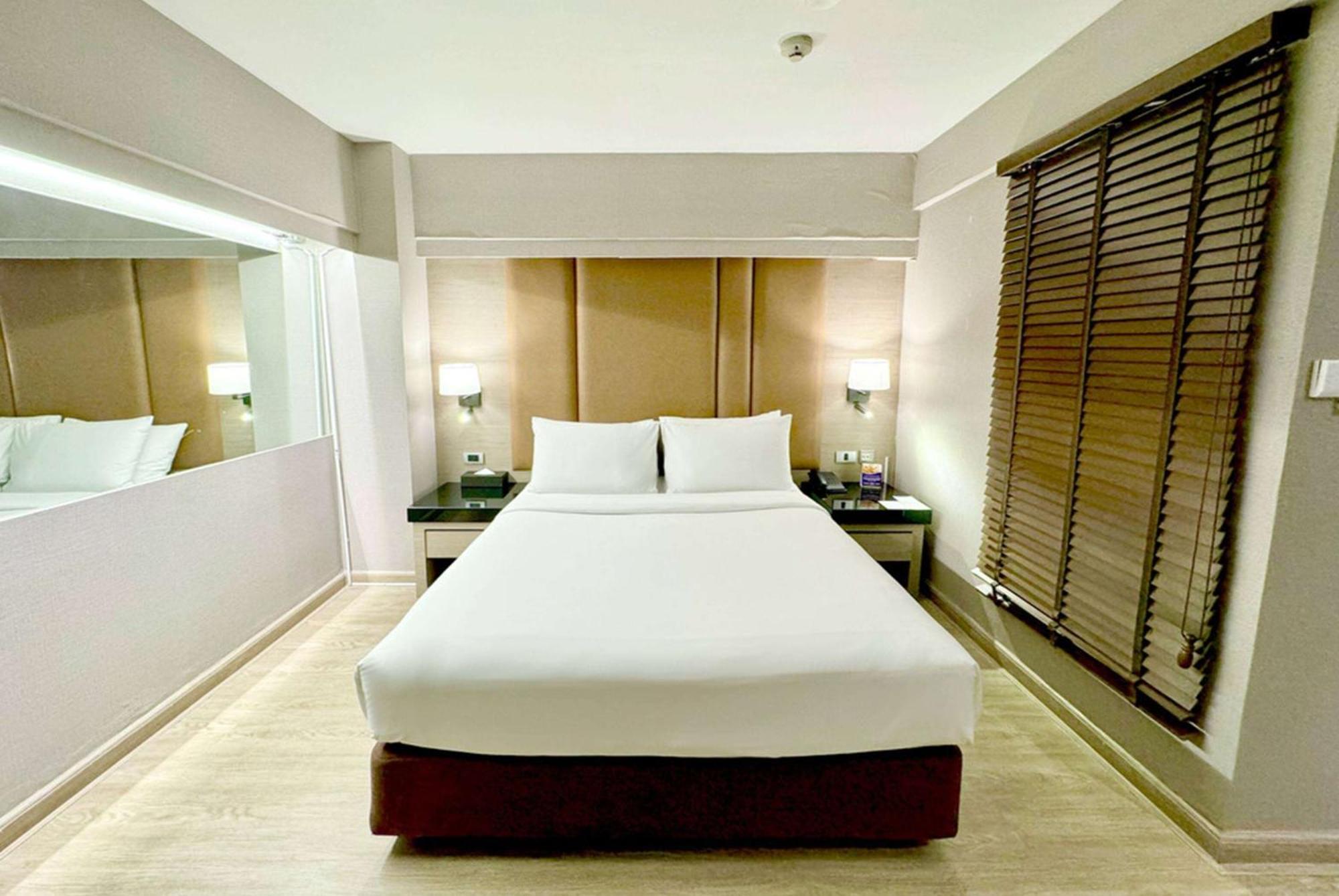 Queen Premier Room No Window Non-Smoking