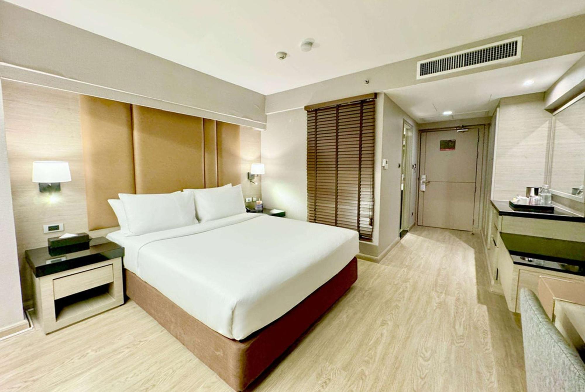 Queen Premier Room No Window Non-Smoking